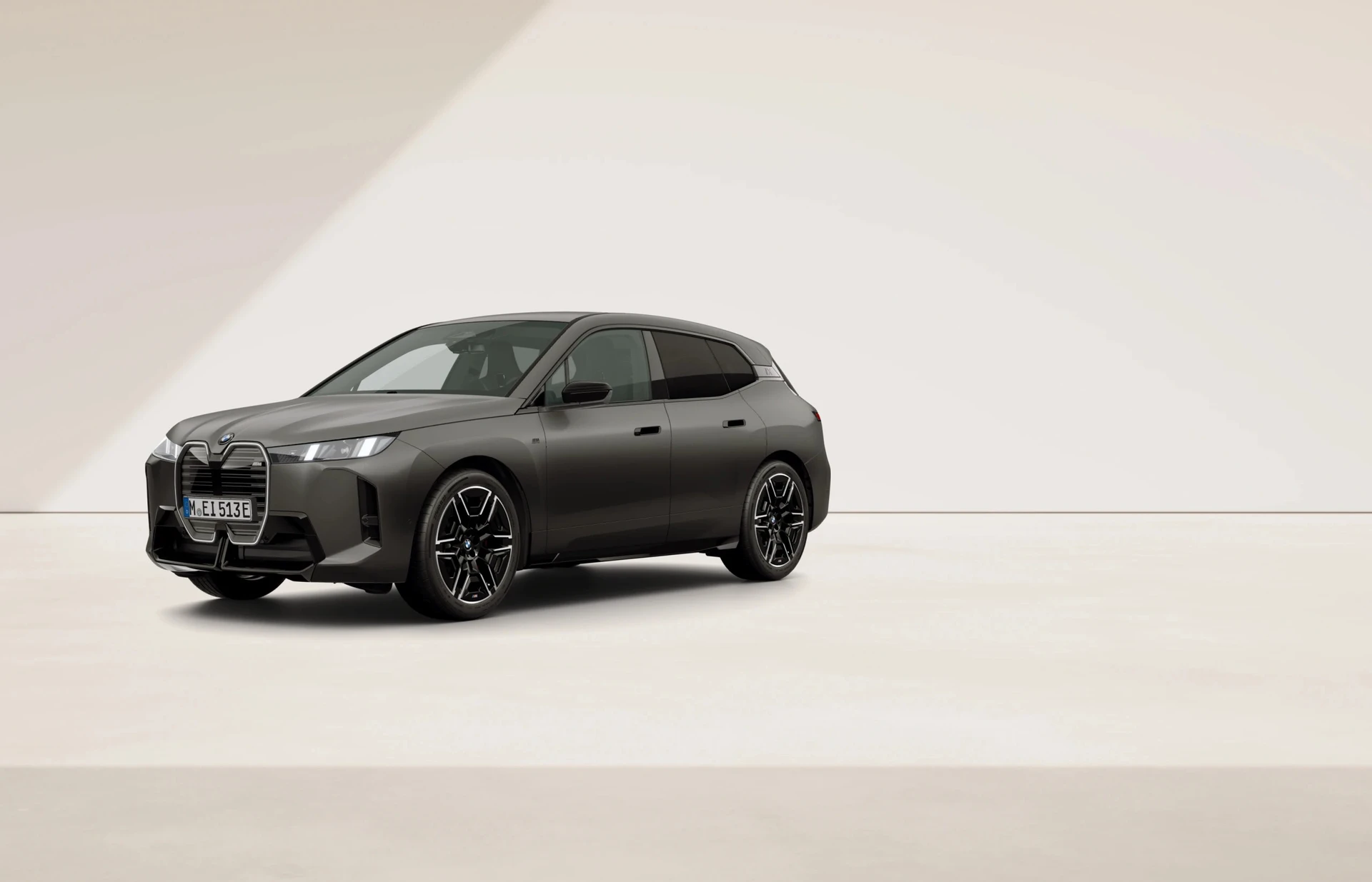 iX (I20), M Modely, BMW Individual metalický lak Frozen Deep Grey, front