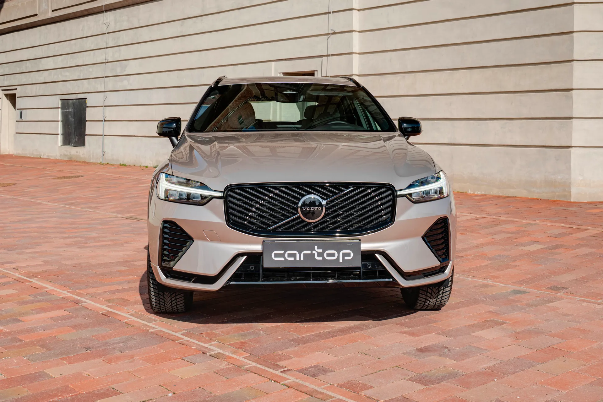 Volvo XC60 Plus - fotografie 2