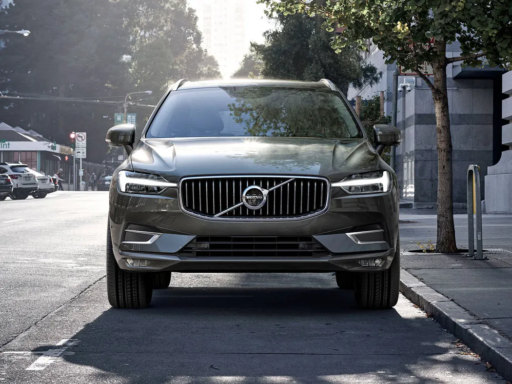 Volvo XC60 Momentum - fotografie 2