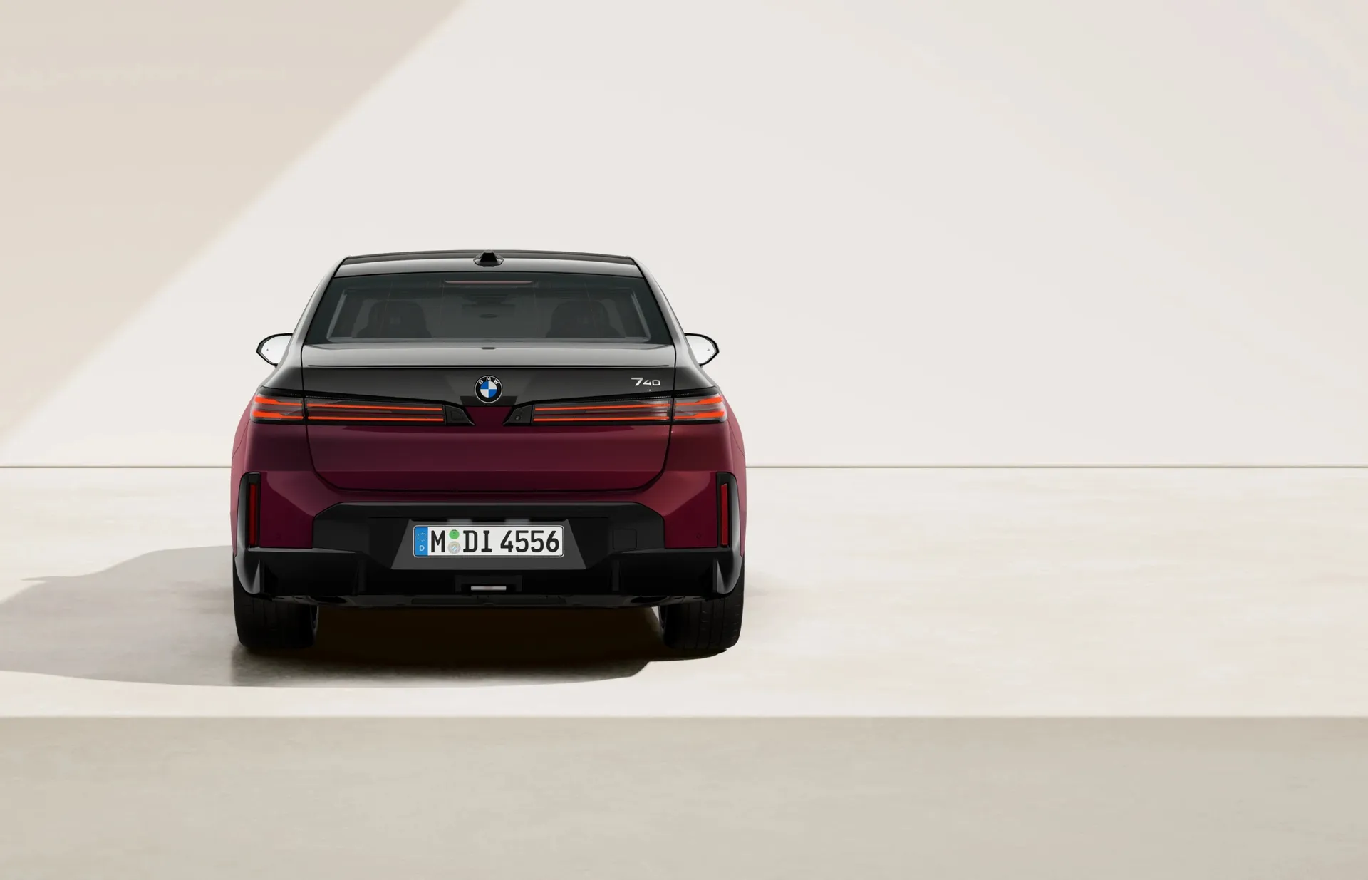 Řada 7 Sedan (G70), M sportovní paket Pro včetně BMW Individual Premiere Collection, BMW Individual dvoubarevný lak Aventurine Red III/Sapphire Black, rear