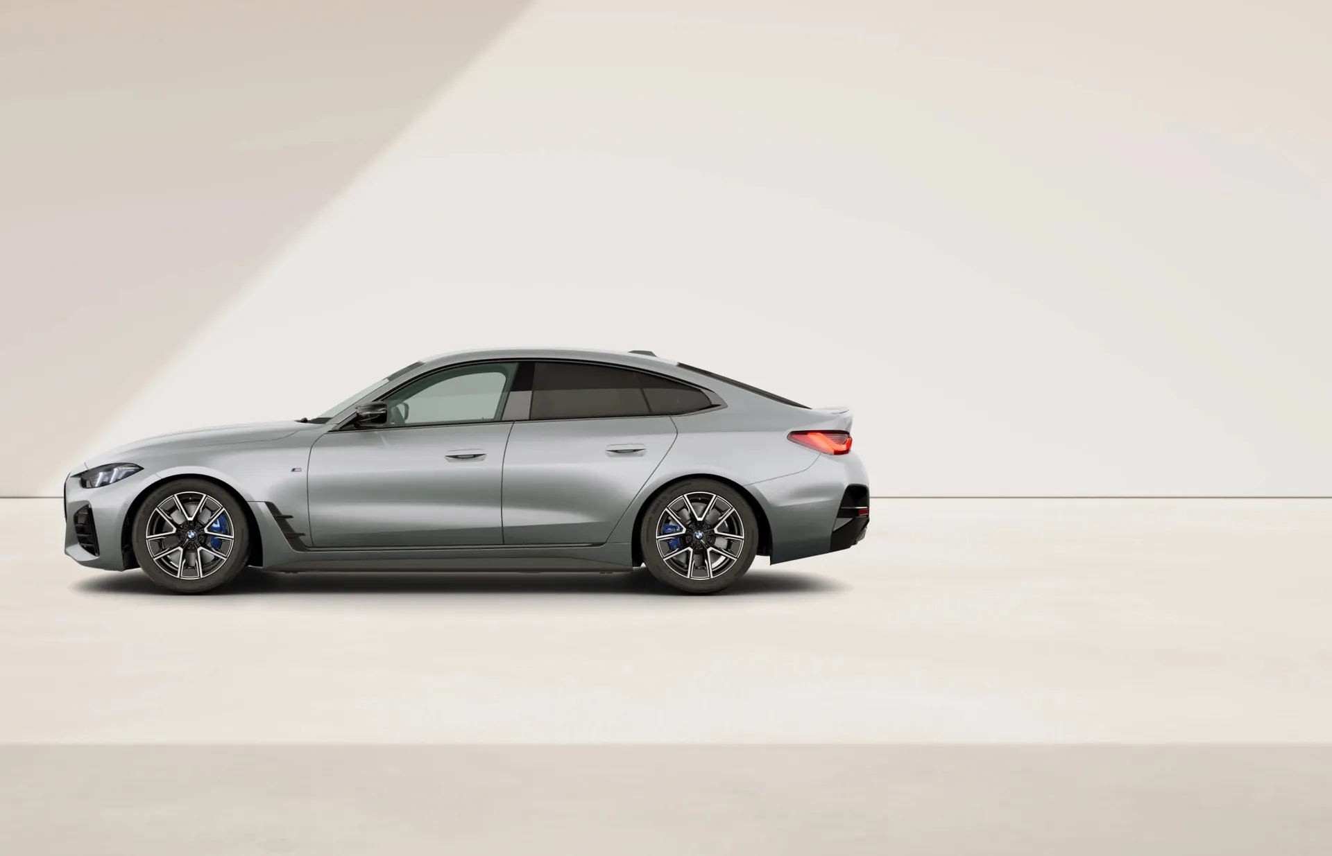 Řada 4 Gran Coupé (G26), M Modely, BMW Individual metalický lak Frozen Pure Grey, side