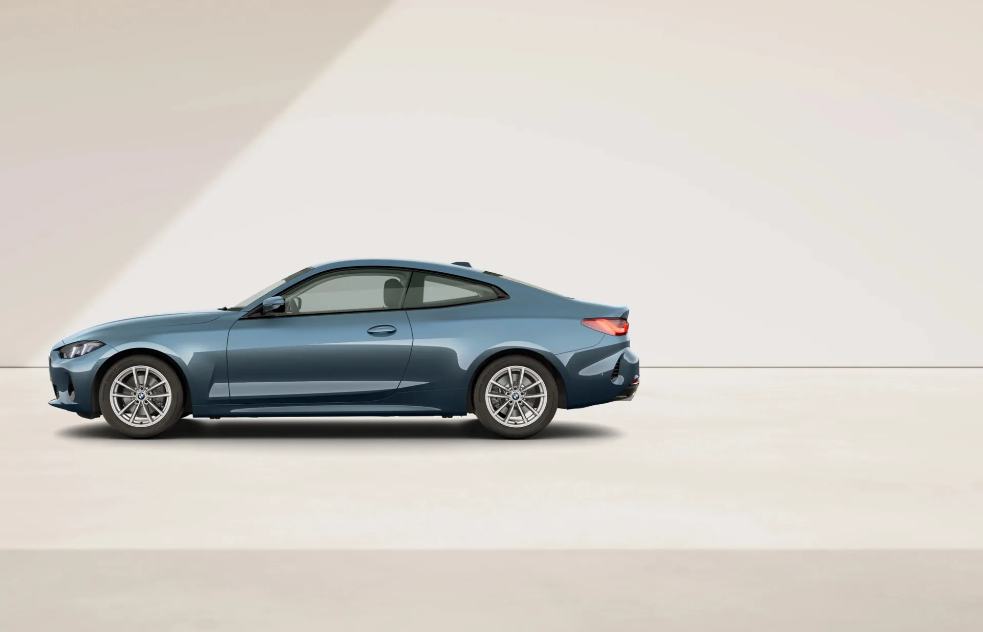 Řada 4 Coupé (G22), Sériové provedení, Metalický lak Arctic Race Blue, side