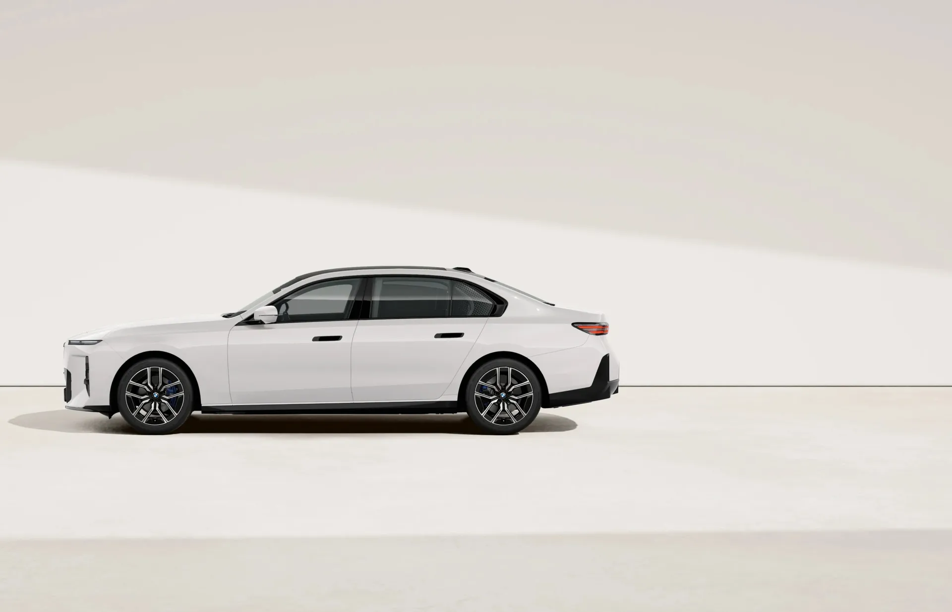 Řada 7 Sedan (G70), M sportovní paket, Metalický lak Mineral White, side