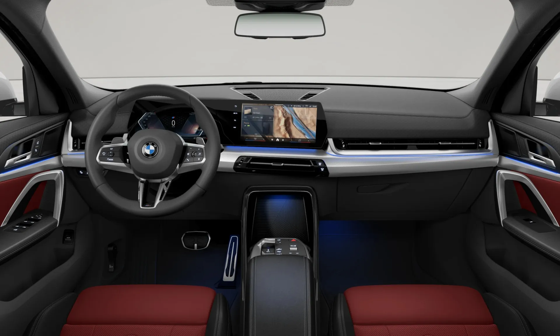 X2 (U10), M sportovní paket Pro, interiér Umělá kůže Veganza perforovaná Coral Red/Black, dashboard