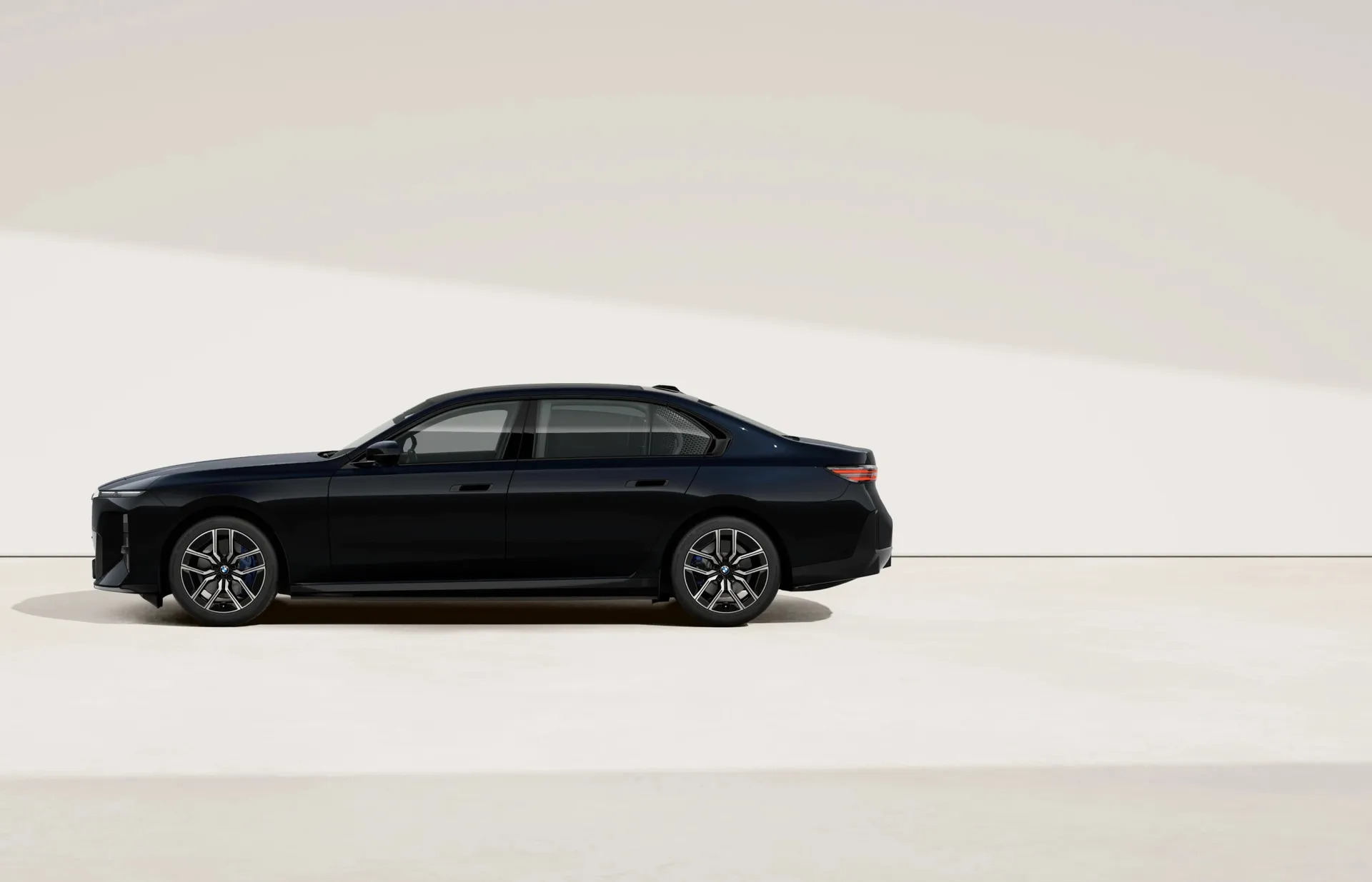 i7 Sedan (G70), M sportovní paket, Metalický lak Carbon Black, side