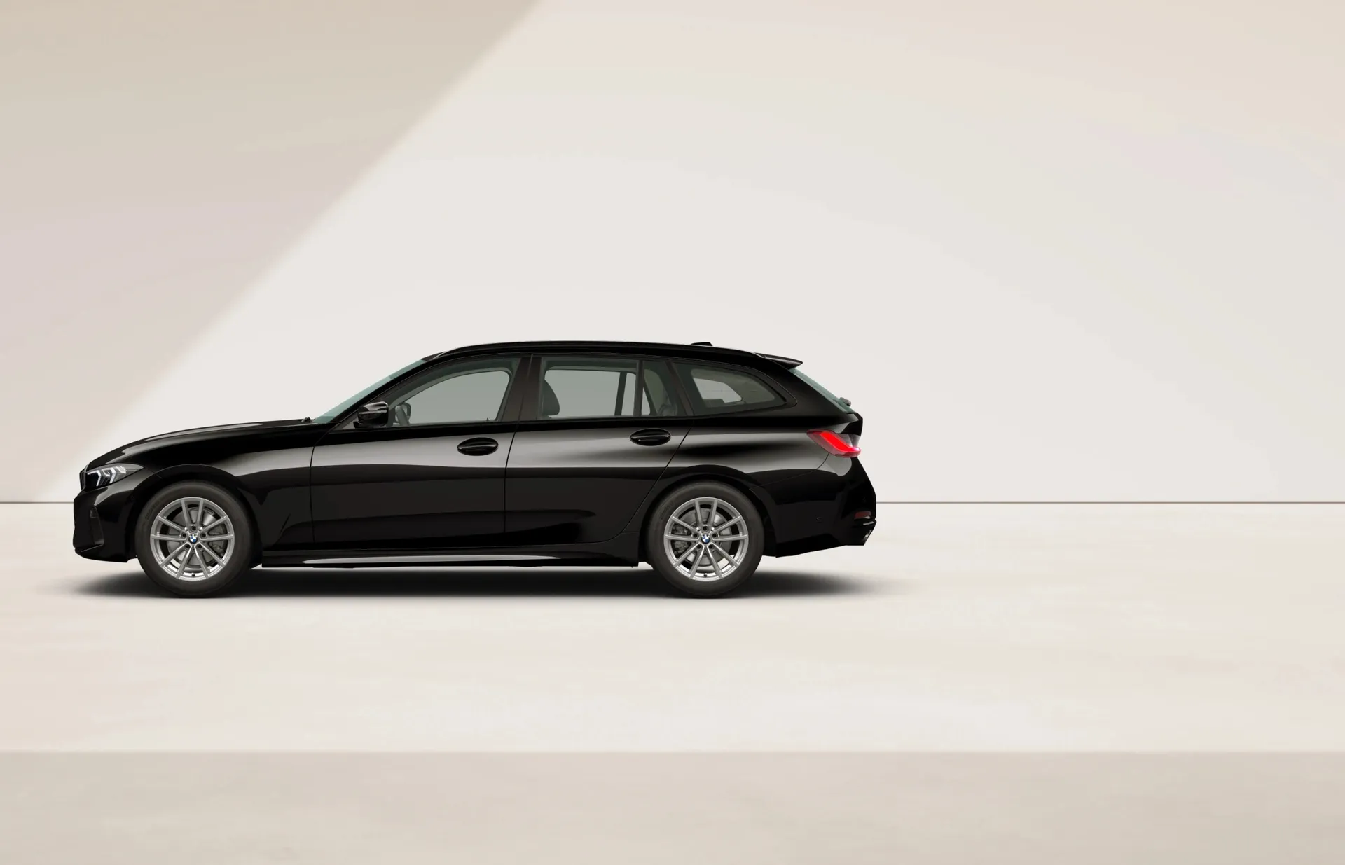 Řada 3 Touring (G21), Sériové provedení, Nemetalický lak "Black", side