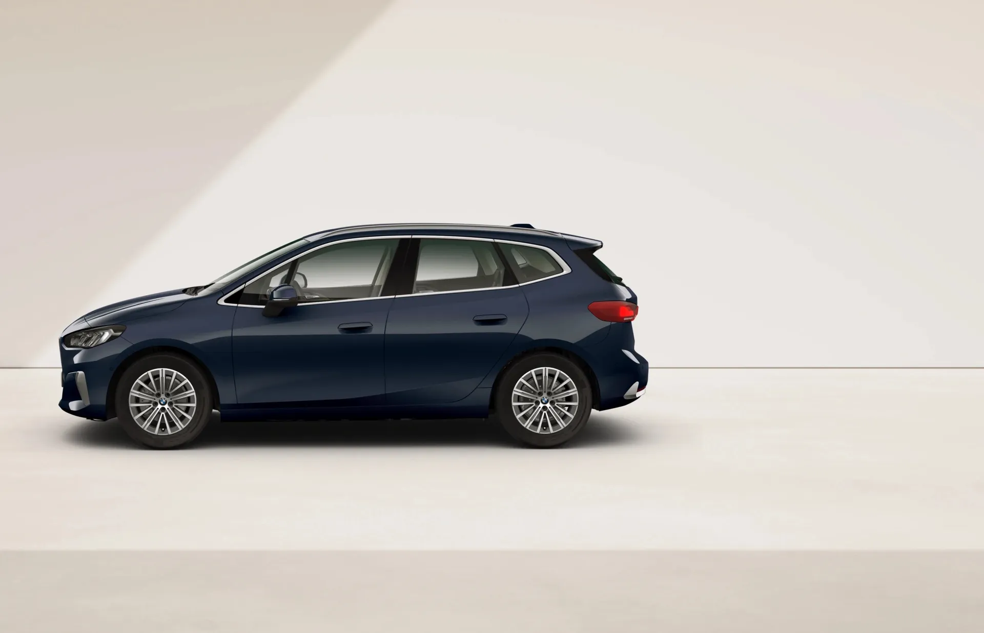 Řada 2 Active Tourer (U06), Luxury Line, Metalický lak Night Dusk Blue, side