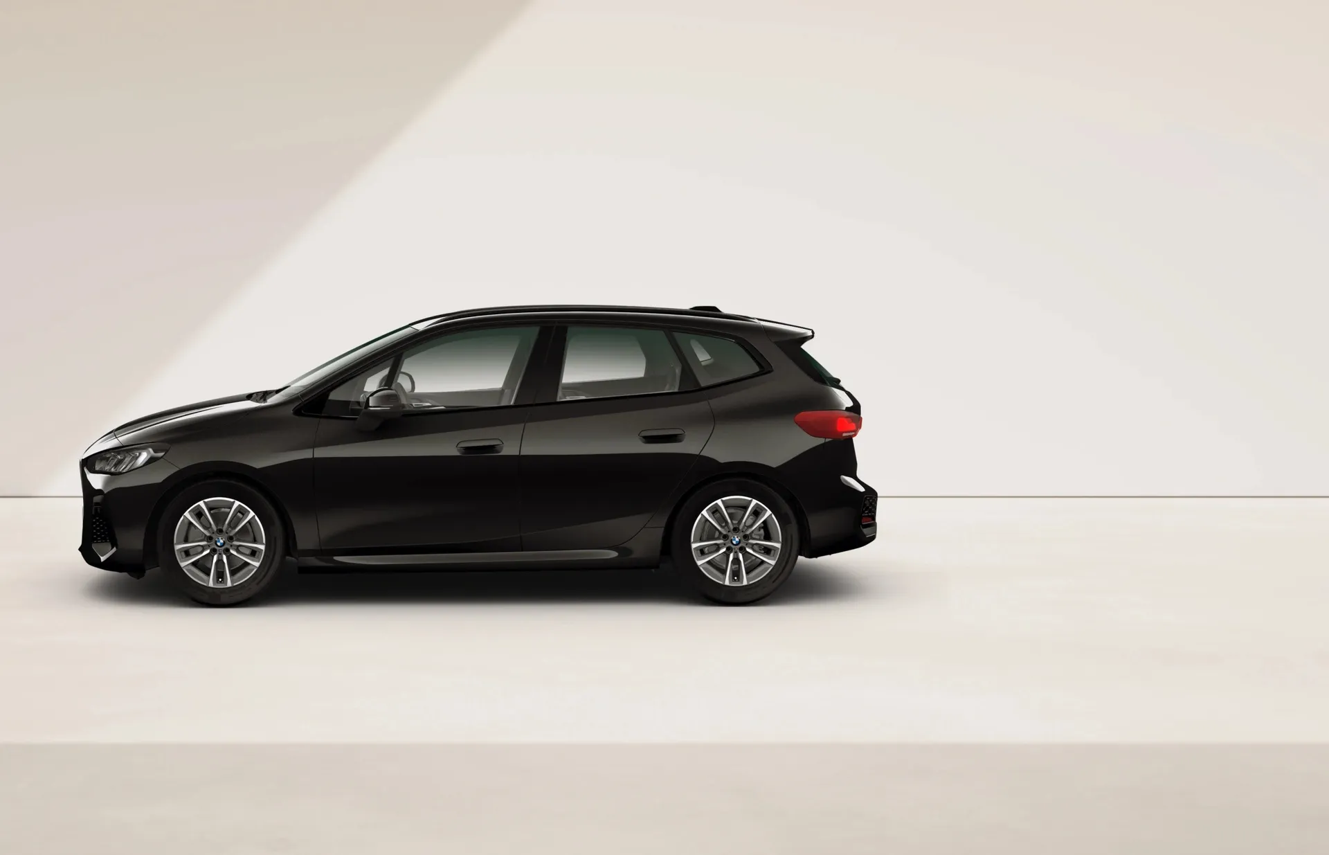 Řada 2 Active Tourer (U06), M sportovní paket, Metalický lak Black Sapphire, side