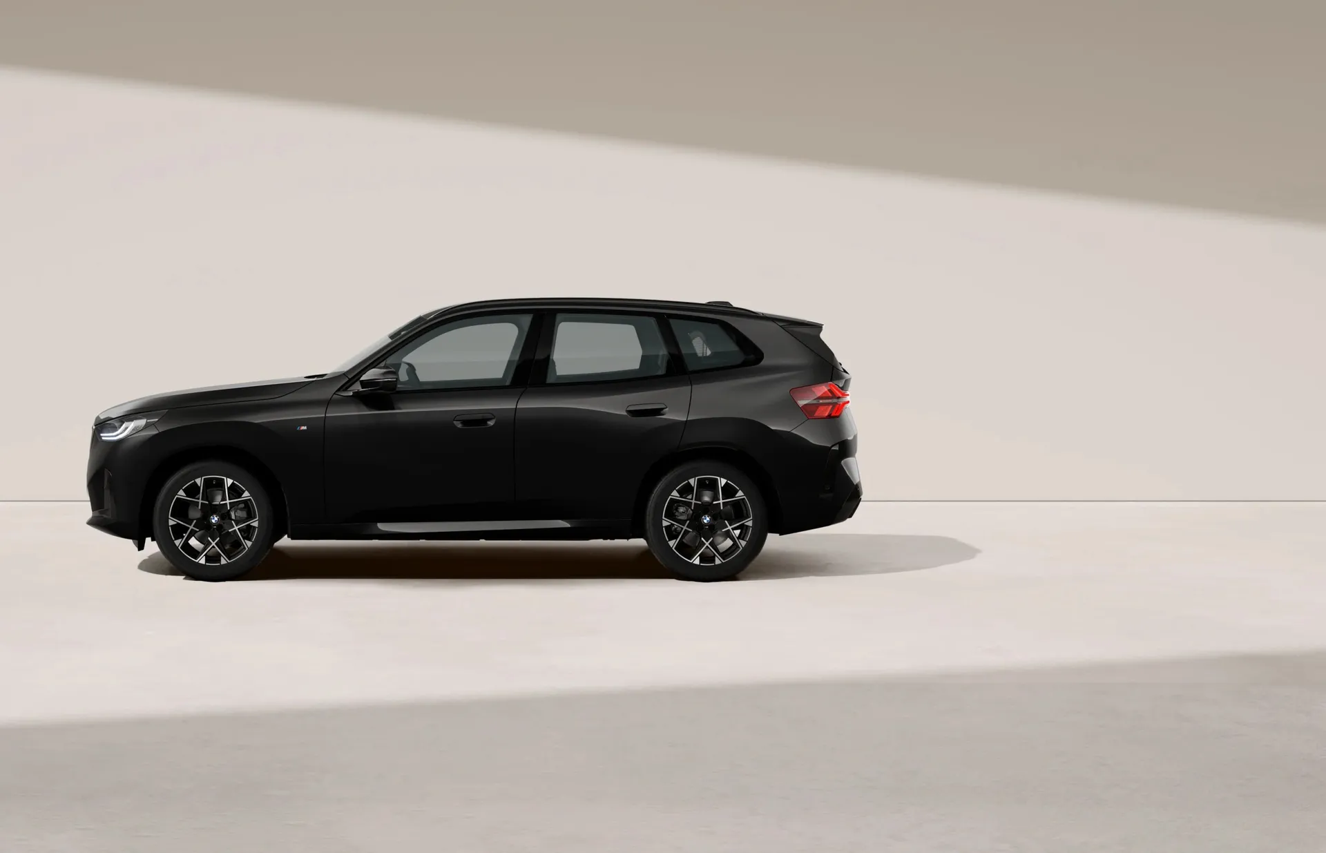 X3 (G45), M sportovní paket, Metalický lak Black Sapphire, side