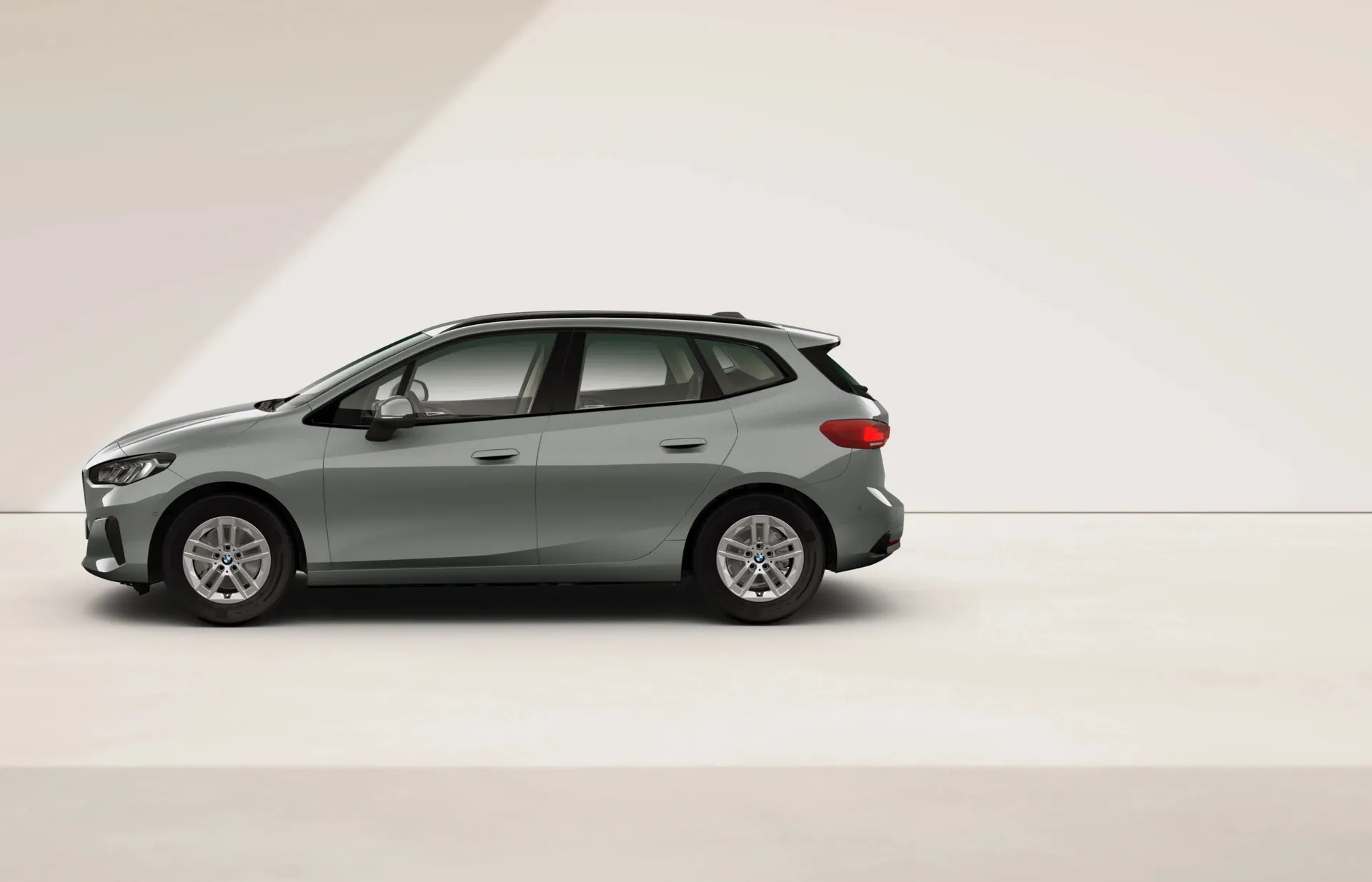 Řada 2 Active Tourer (U06), Sériové provedení, Metalický lak Skyscraper Grey, side