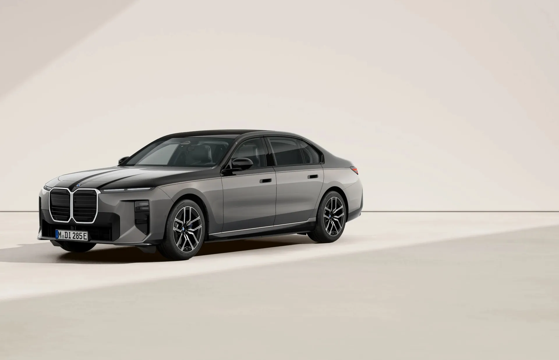 i7 Sedan (G70), M sportovní paket, BMW Individual dvoubarevný lak Oxide Grey II/Sapphire Black, front