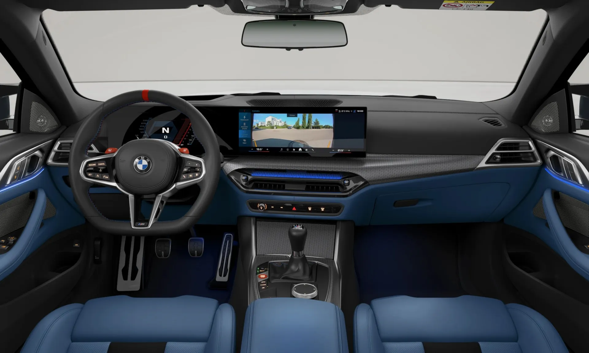 M4 Coupé (G82), M Modely, Metalický lak Skyscraper Grey, interiér BMW Individual celokožené čalounění Merino Fjord Blue/Black, dashboard