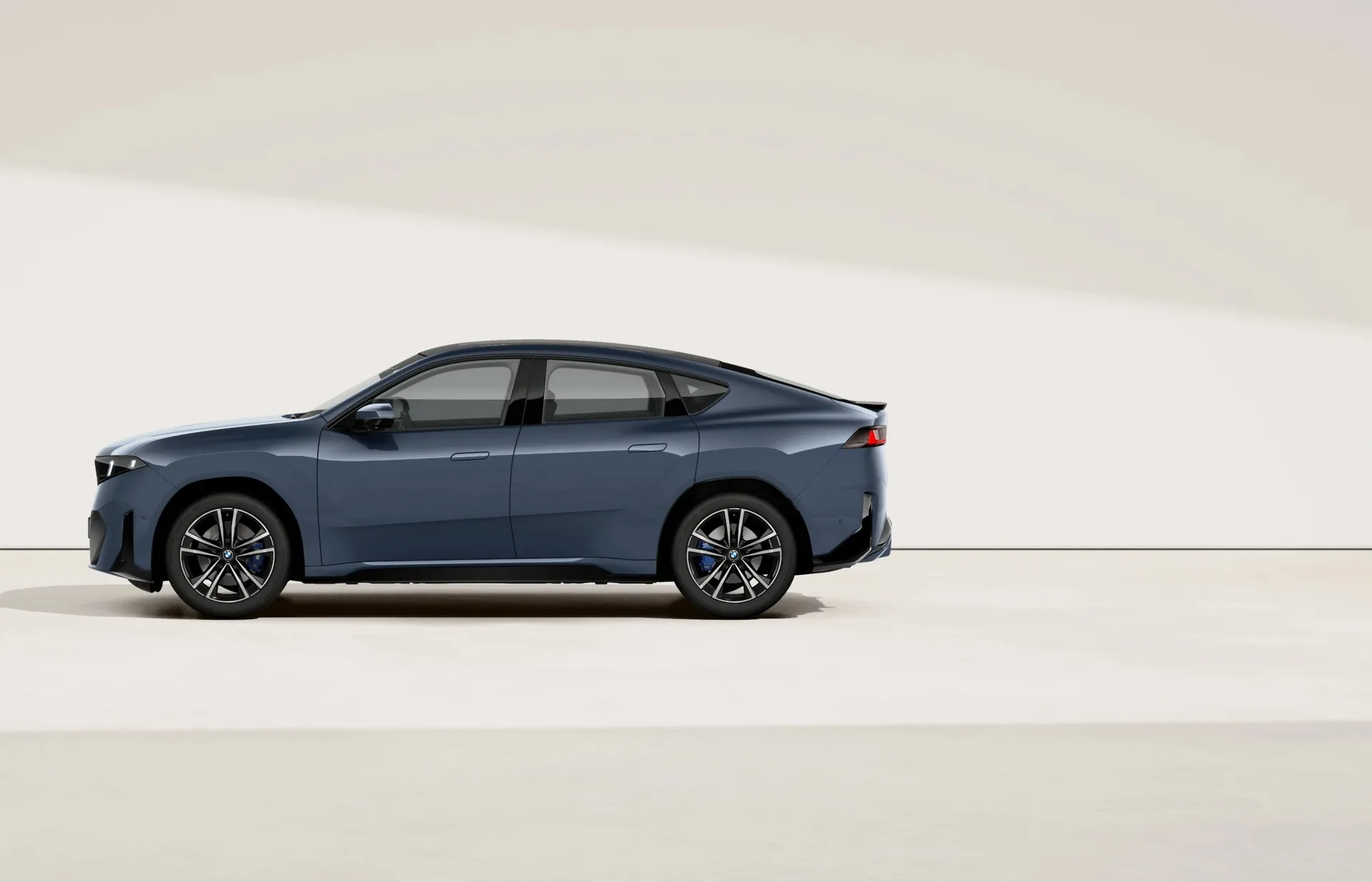 iX4 (NA7), Sériové provedení, Metalický lak Ocean Wave Blue, side