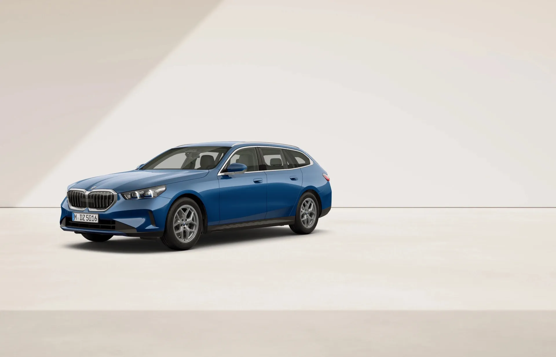 Řada 5 Touring (G61), Sériové provedení, Metalický lak Phytonic Blue, front