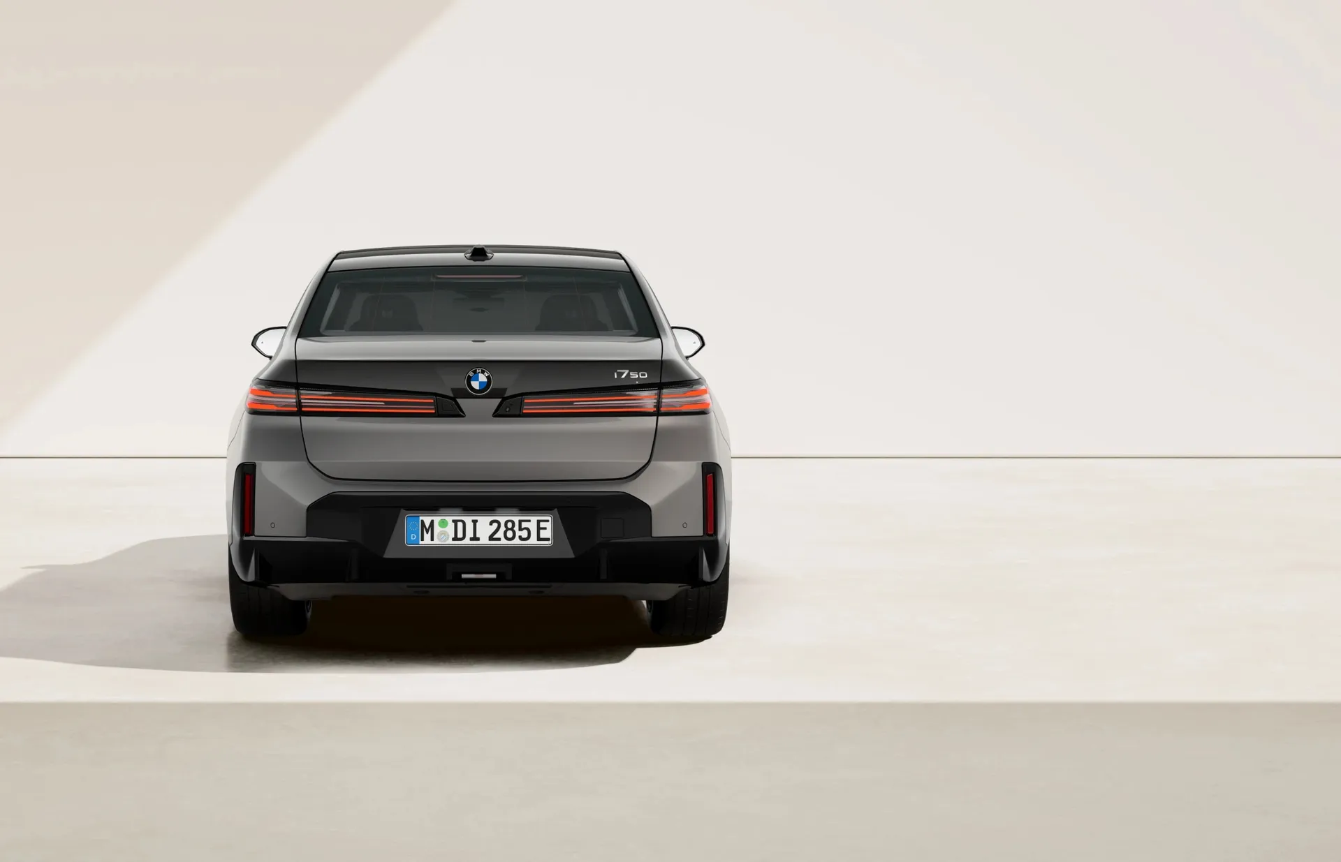 i7 Sedan (G70), M sportovní paket, BMW Individual dvoubarevný lak Oxide Grey II/Sapphire Black, rear