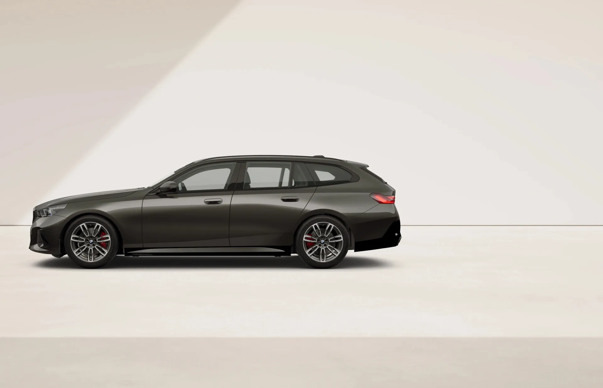 Řada 5 Touring (G61), M sportovní paket Pro, Metalický lak s briliantovým efektem Sophisto Grey, side