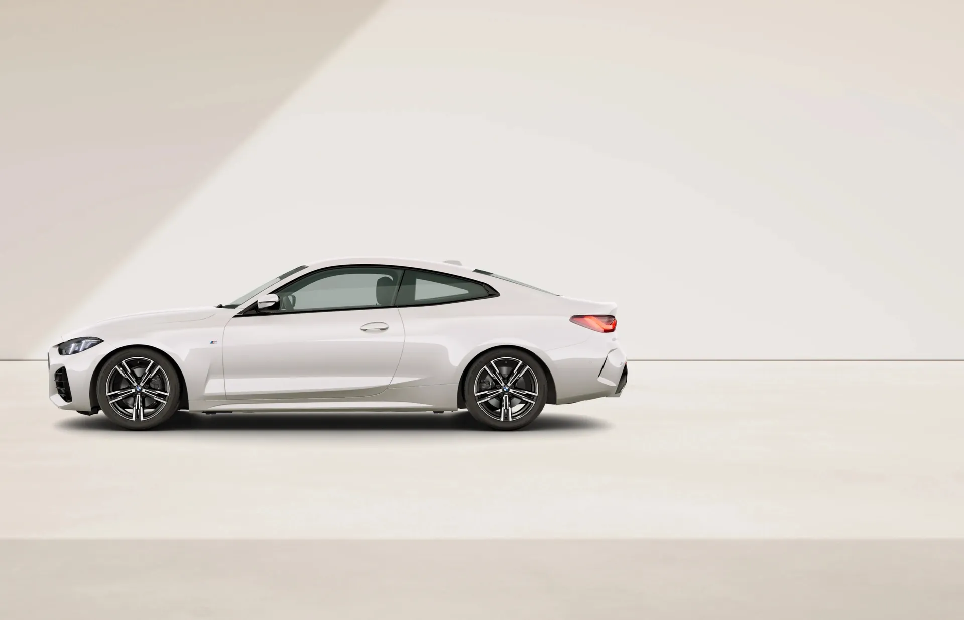 Řada 4 Coupé (G22), M sportovní paket, BMW Individual lak na přání, side
