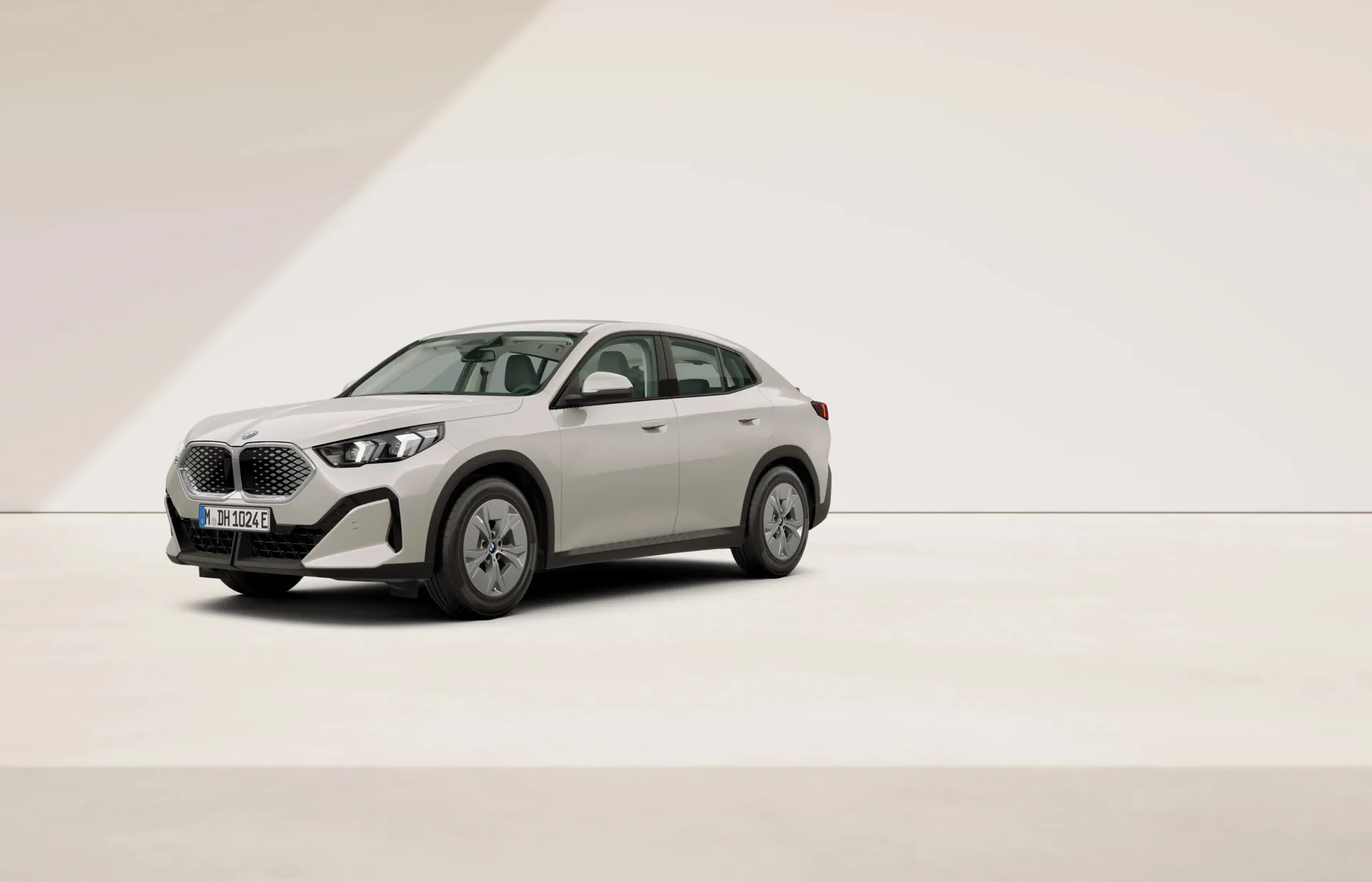 iX2 (U10), Sériové provedení, Metalický lak Dune Grey, front