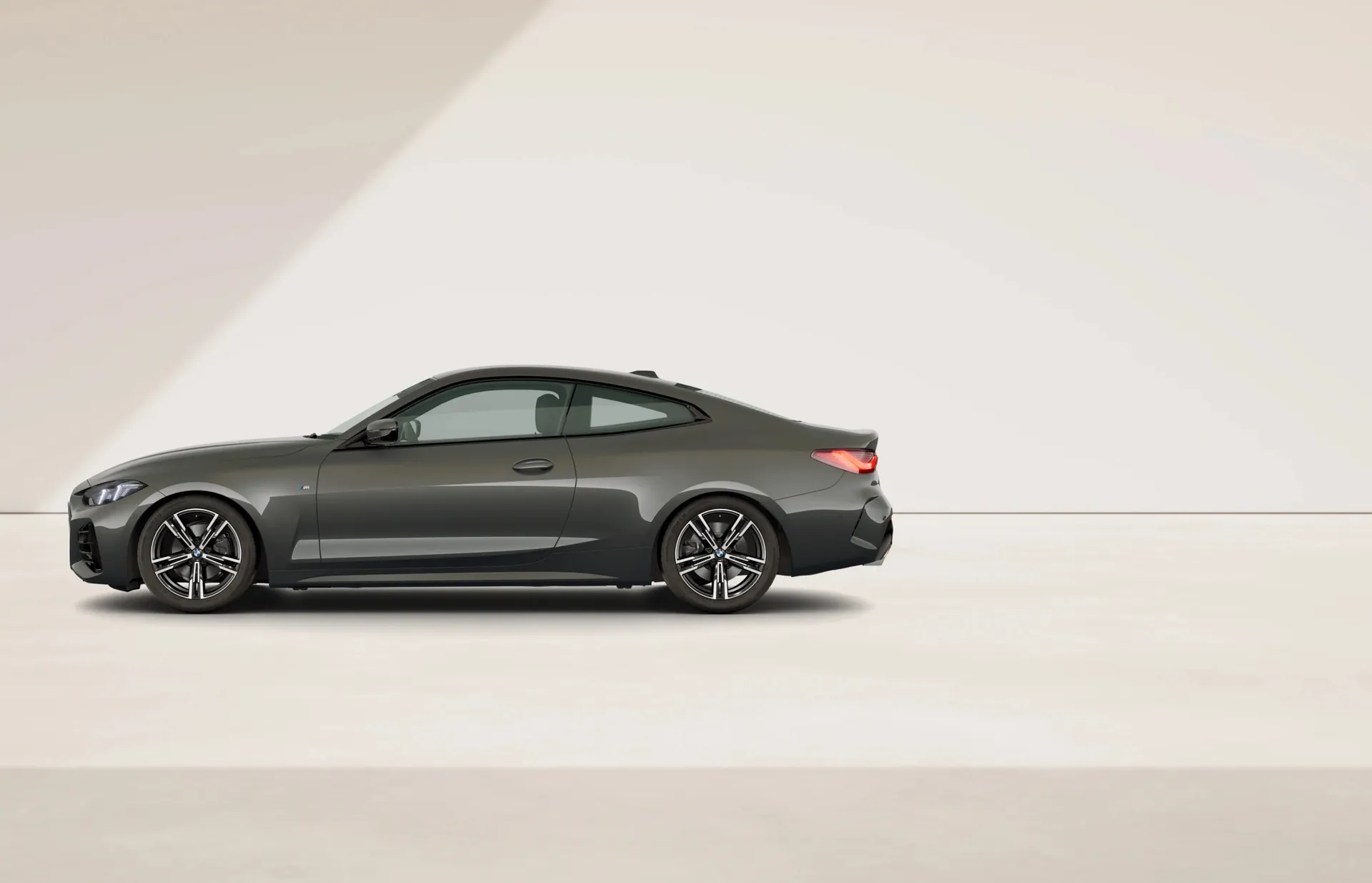 Řada 4 Coupé (G22), M sportovní paket, BMW Individual metalický lak Dravit Grey, side