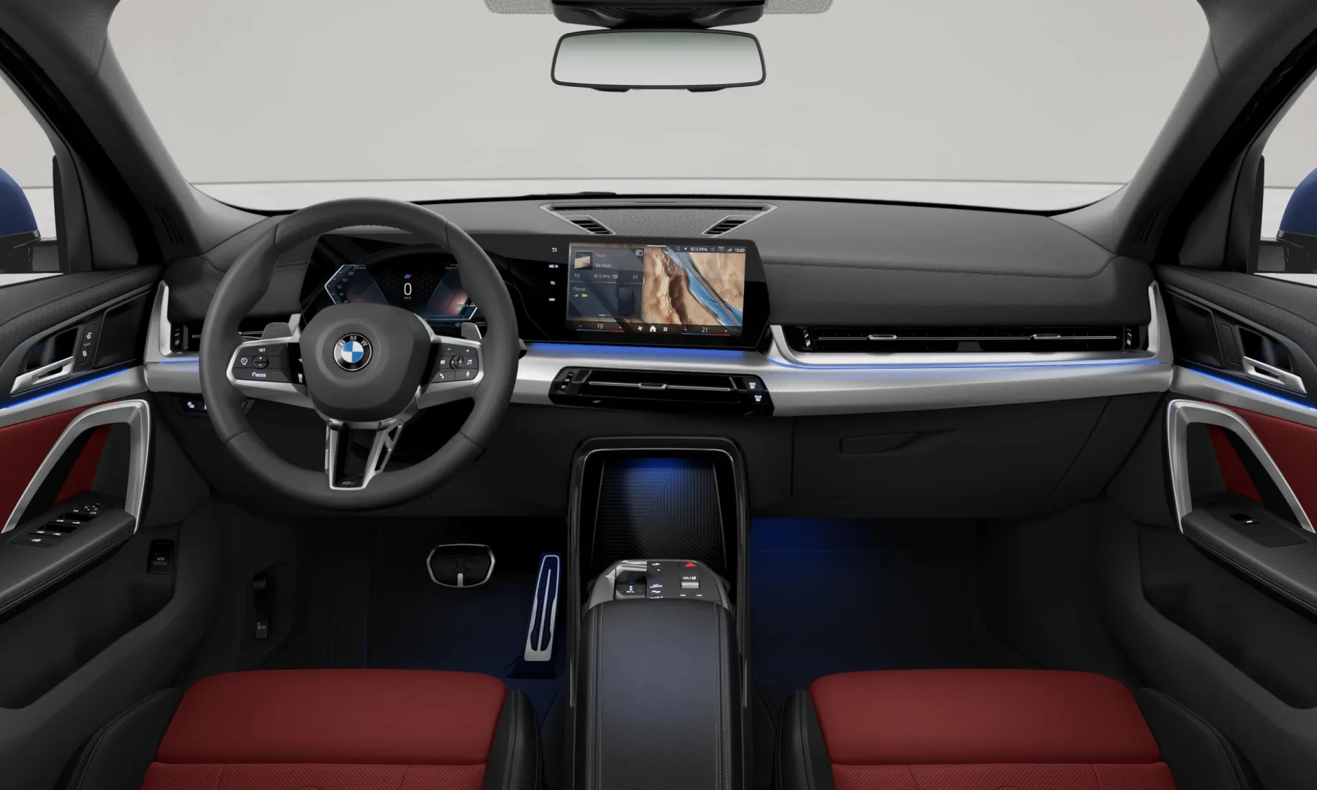 X2 (U10), M sportovní paket Pro, BMW Individual metalický lak Frozen Portimao Blue, interiér Umělá kůže Veganza perforovaná Coral Red/Black, dashboard