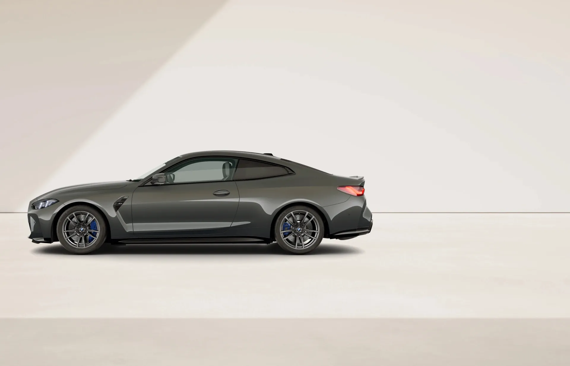 M4 Coupé (G82), M Modely, BMW Individual metalický lak Dravit Grey, side