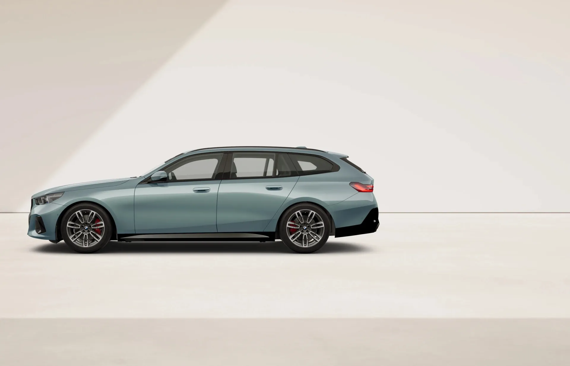 Řada 5 Touring (G61), M sportovní paket Pro, Metalický lak Cape York Green, side