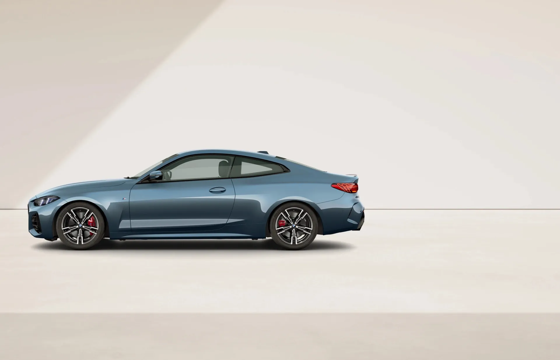 Řada 4 Coupé (G22), M sportovní paket Pro, Metalický lak Arctic Race Blue, side