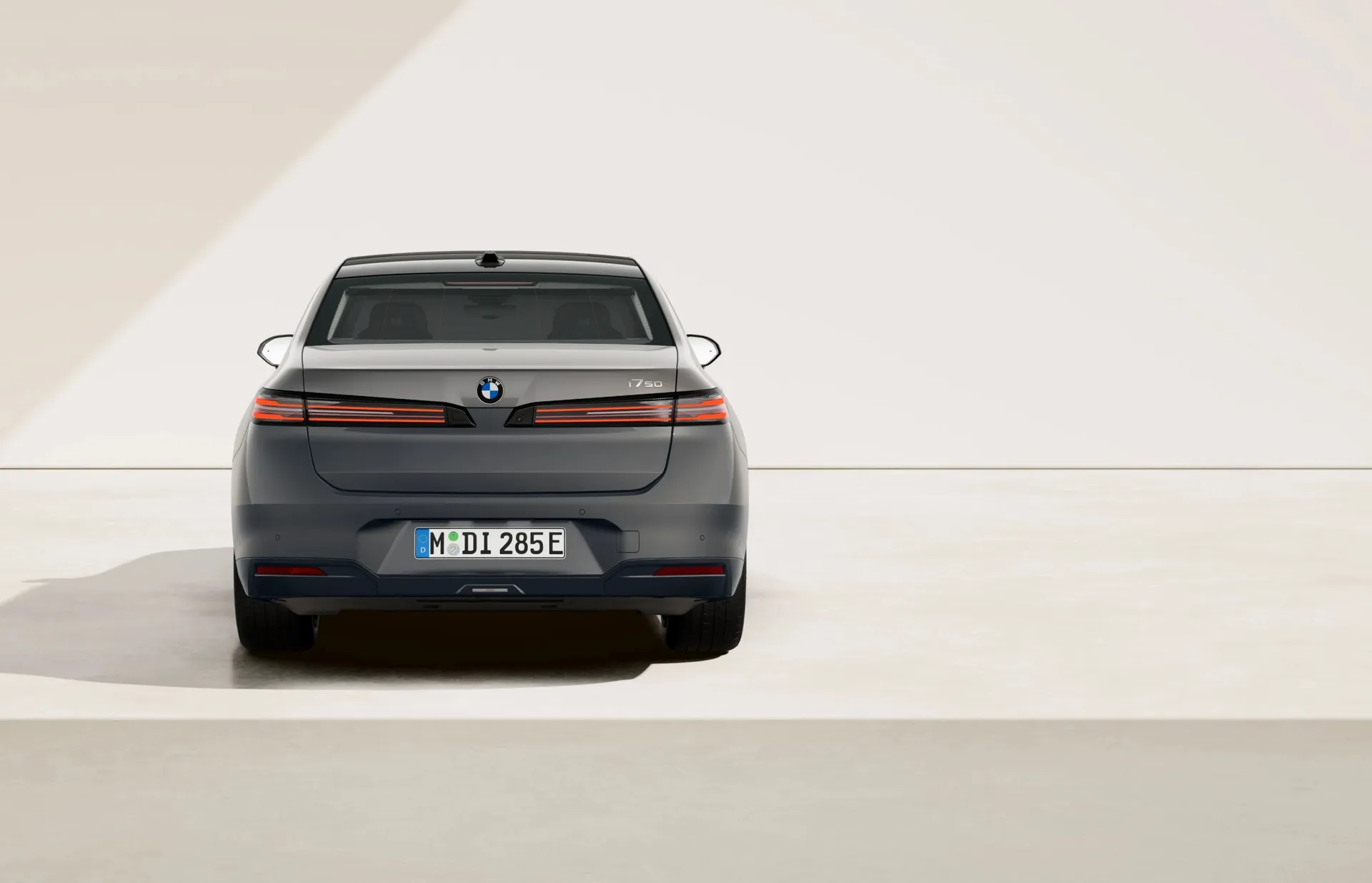 i7 Sedan (G70), Sériové provedení, BMW Individual dvoubarevný lak Dravit Grey/Oxide Grey II, rear