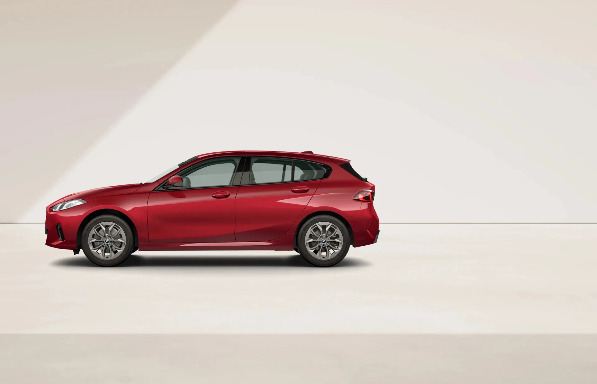 Řada 1 (F70), Sériové provedení, Metalický lak Fire Red, side