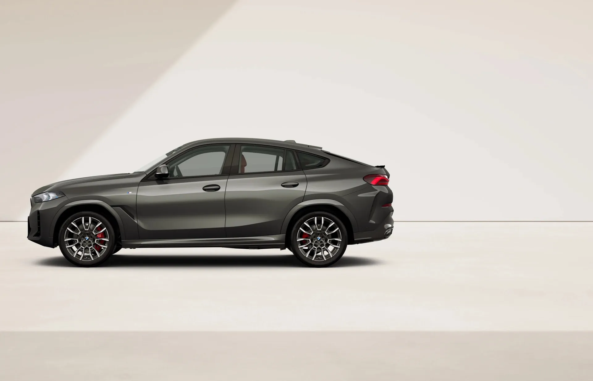 X6 (G06), M sportovní paket Pro, BMW Individual metalický lak Dravit Grey, side