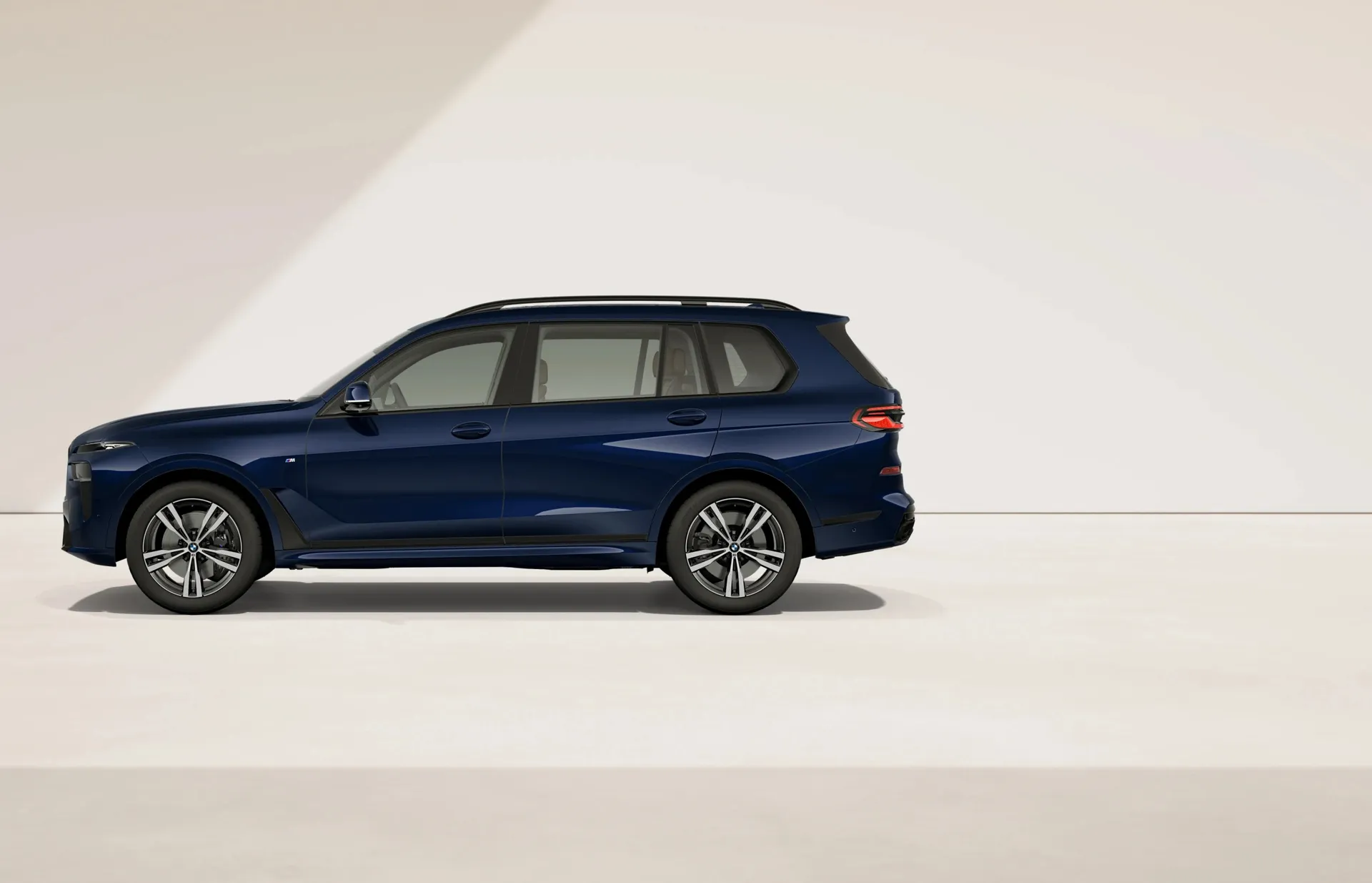 X7 (G07), M sportovní paket Pro, BMW Individual metalický lak Tanzanite Blue, side