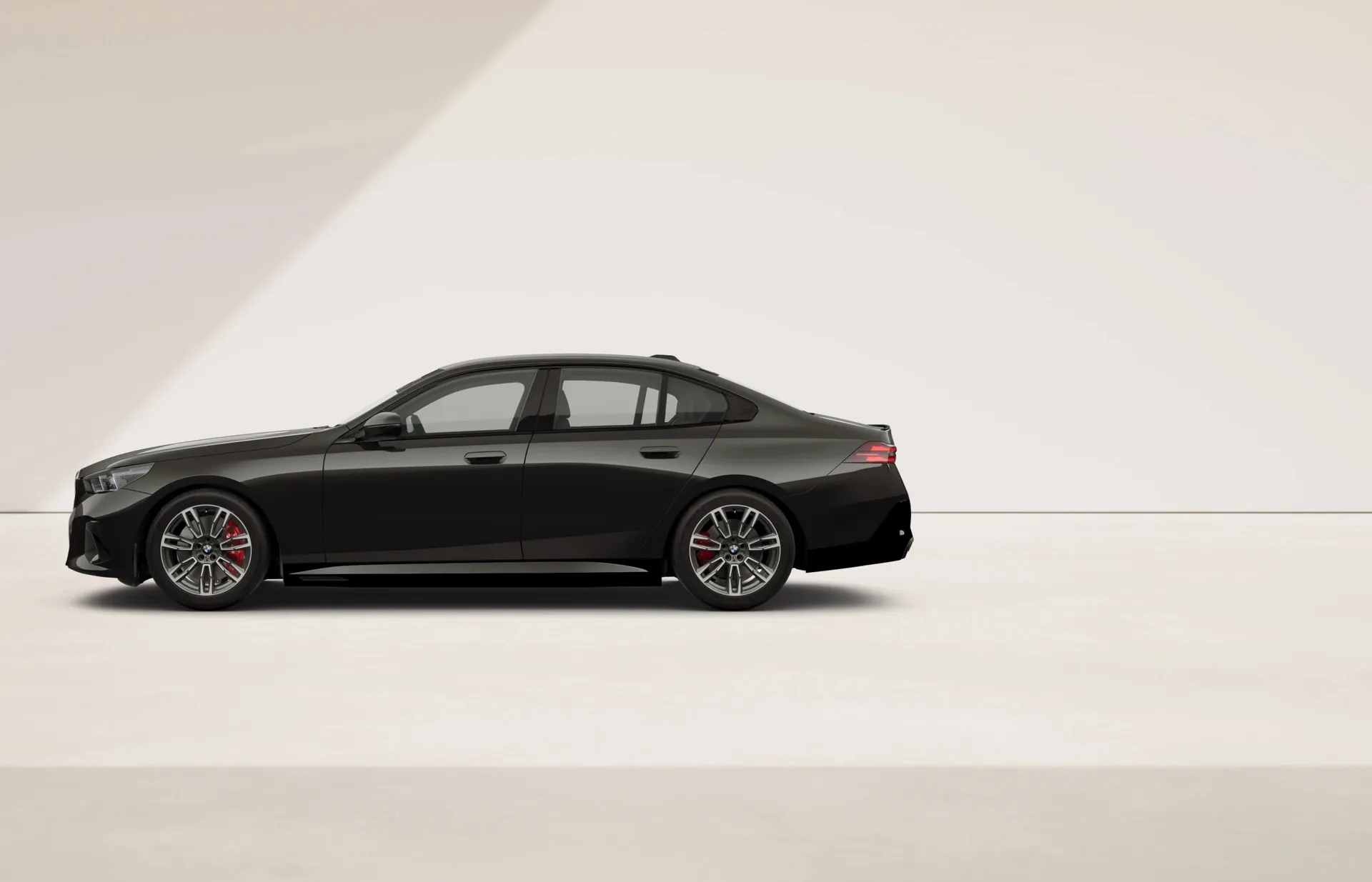 i5 Sedan (G60), M sportovní paket Pro, Metalický lak Black Sapphire, side