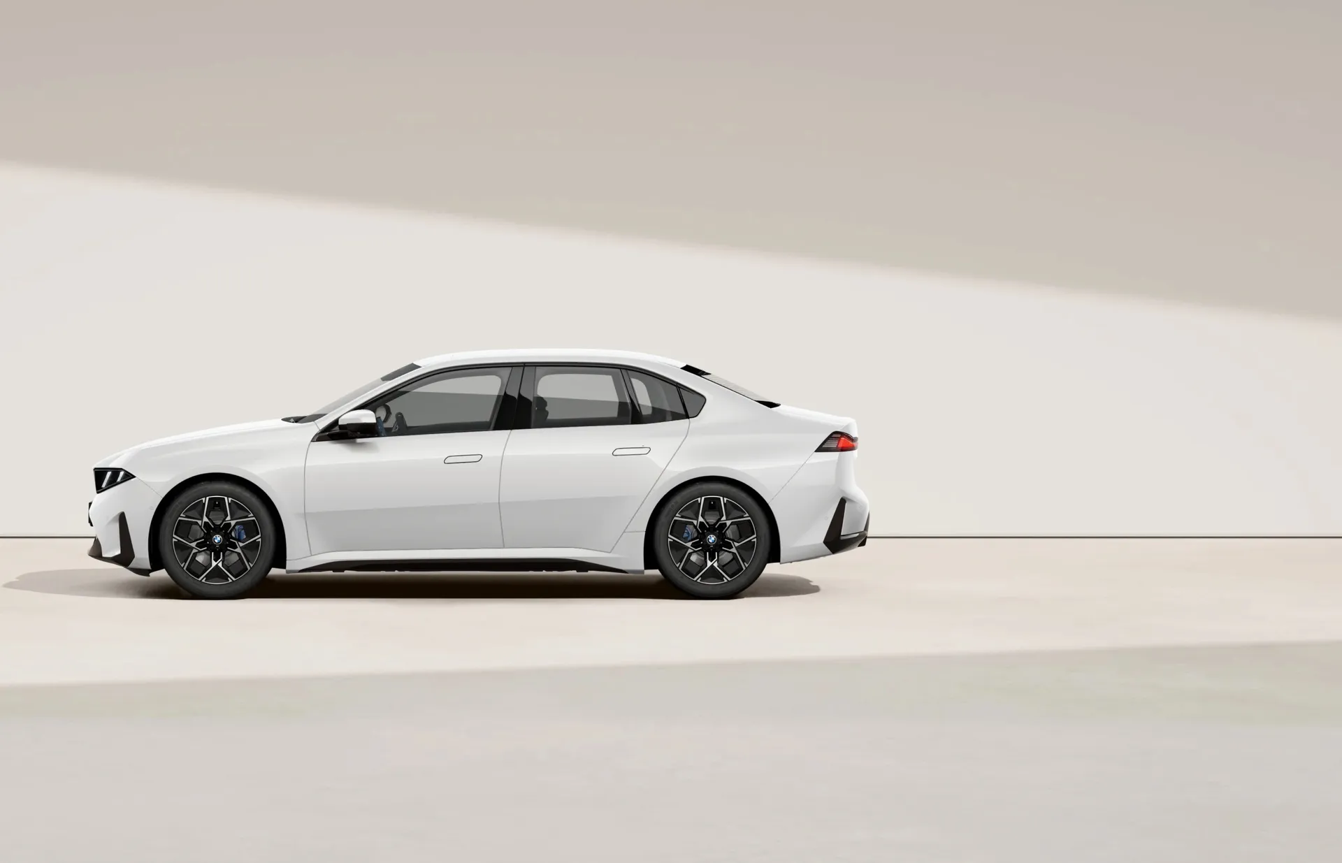 i3 Sedan (NA0), M sportovní paket, Metalický lak Mineral White, side