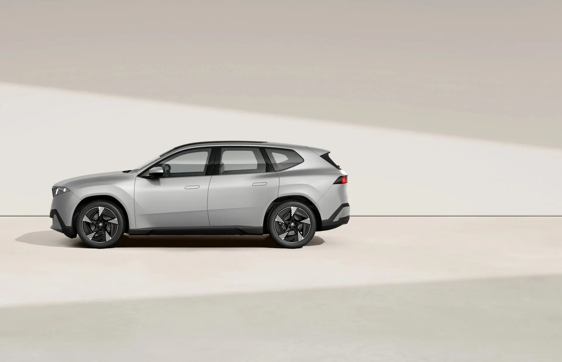iX3 (NA5), Sériové provedení, BMW Individual metalický lak Frozen Space Silver, side