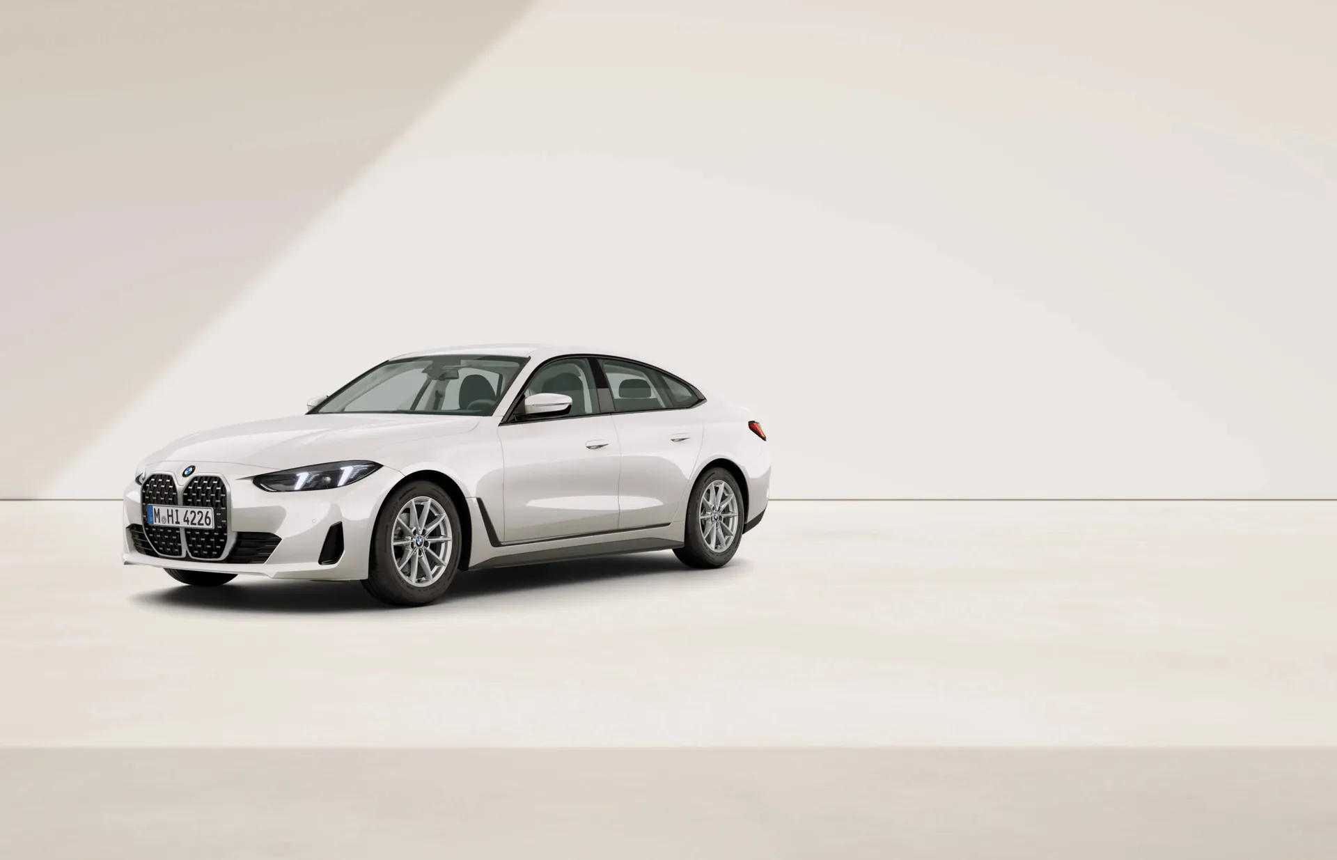 Řada 4 Gran Coupé (G26), Sériové provedení, BMW Individual lak na přání, front