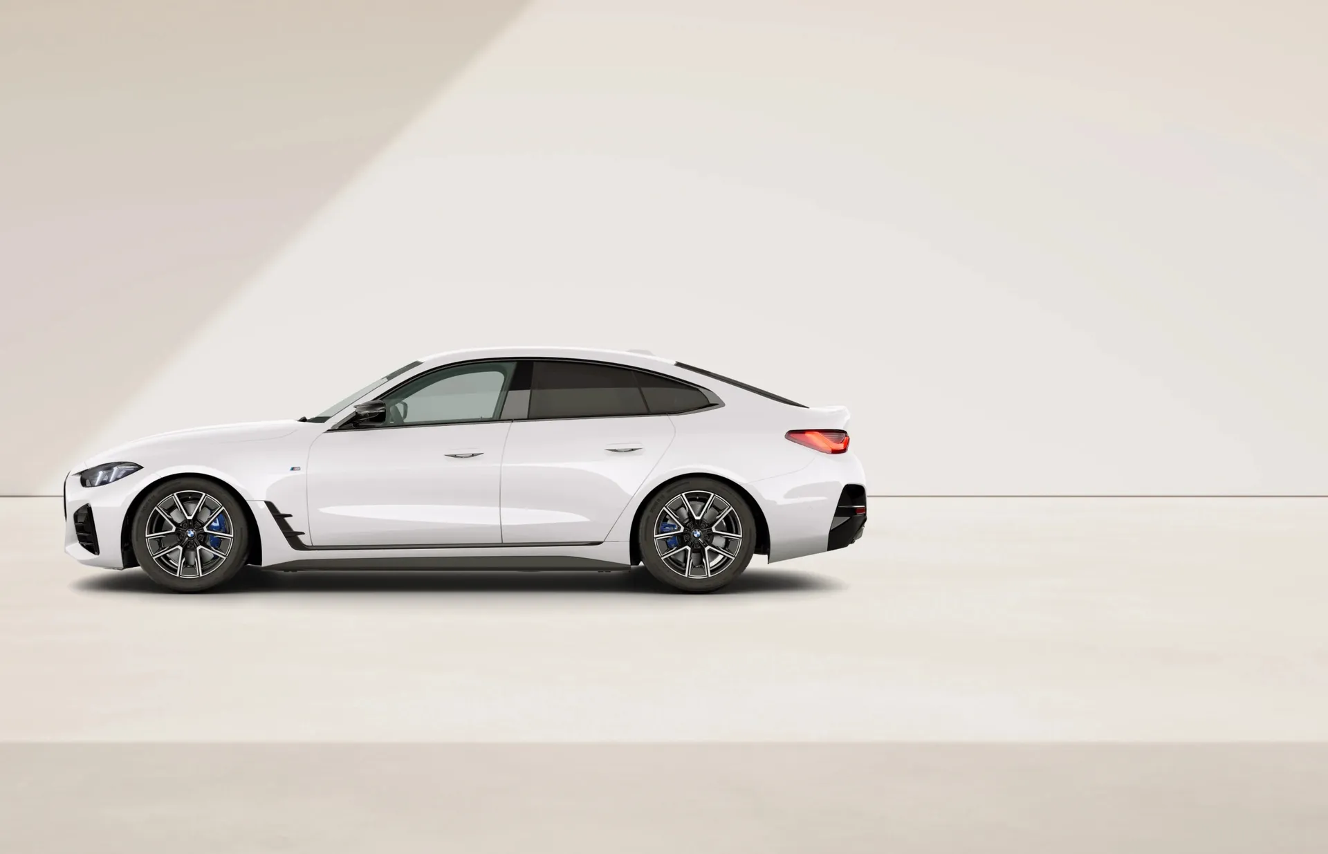 Řada 4 Gran Coupé (G26), M Modely, Nemetalický lak Alpine White, side