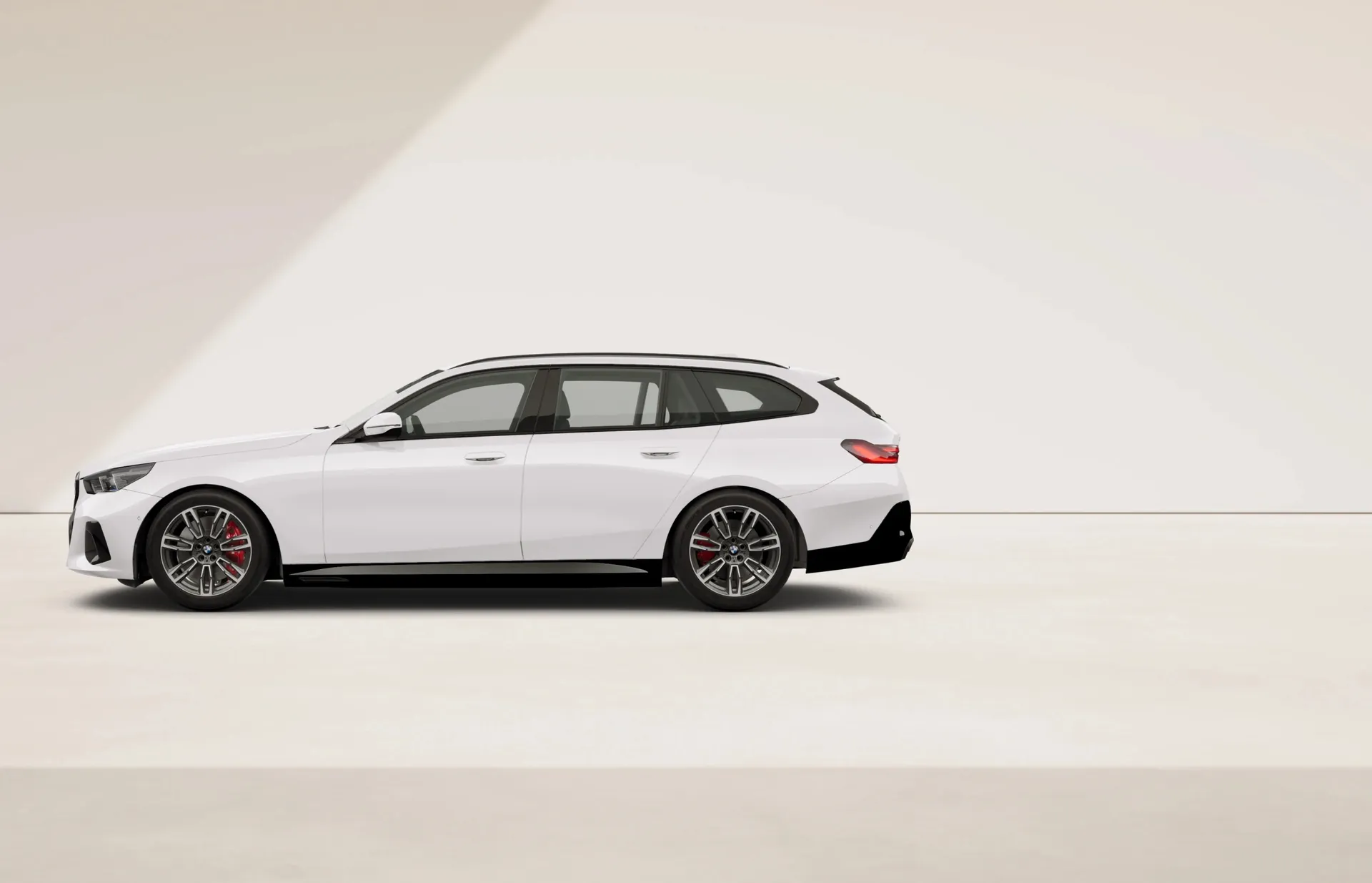 i5 Touring (G61), M sportovní paket Pro, Nemetalický lak Alpine White, side