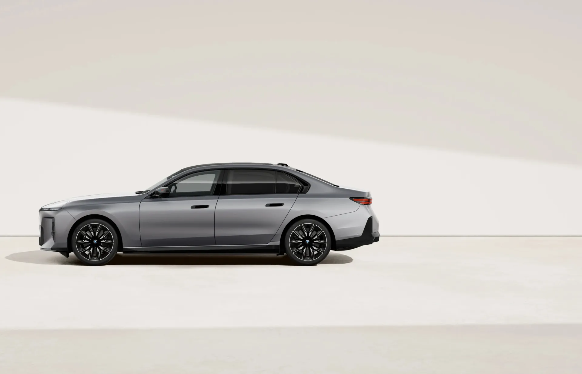 i7 Sedan (G70), M Modely, BMW Individual metalický lak Frozen Space Silver, side