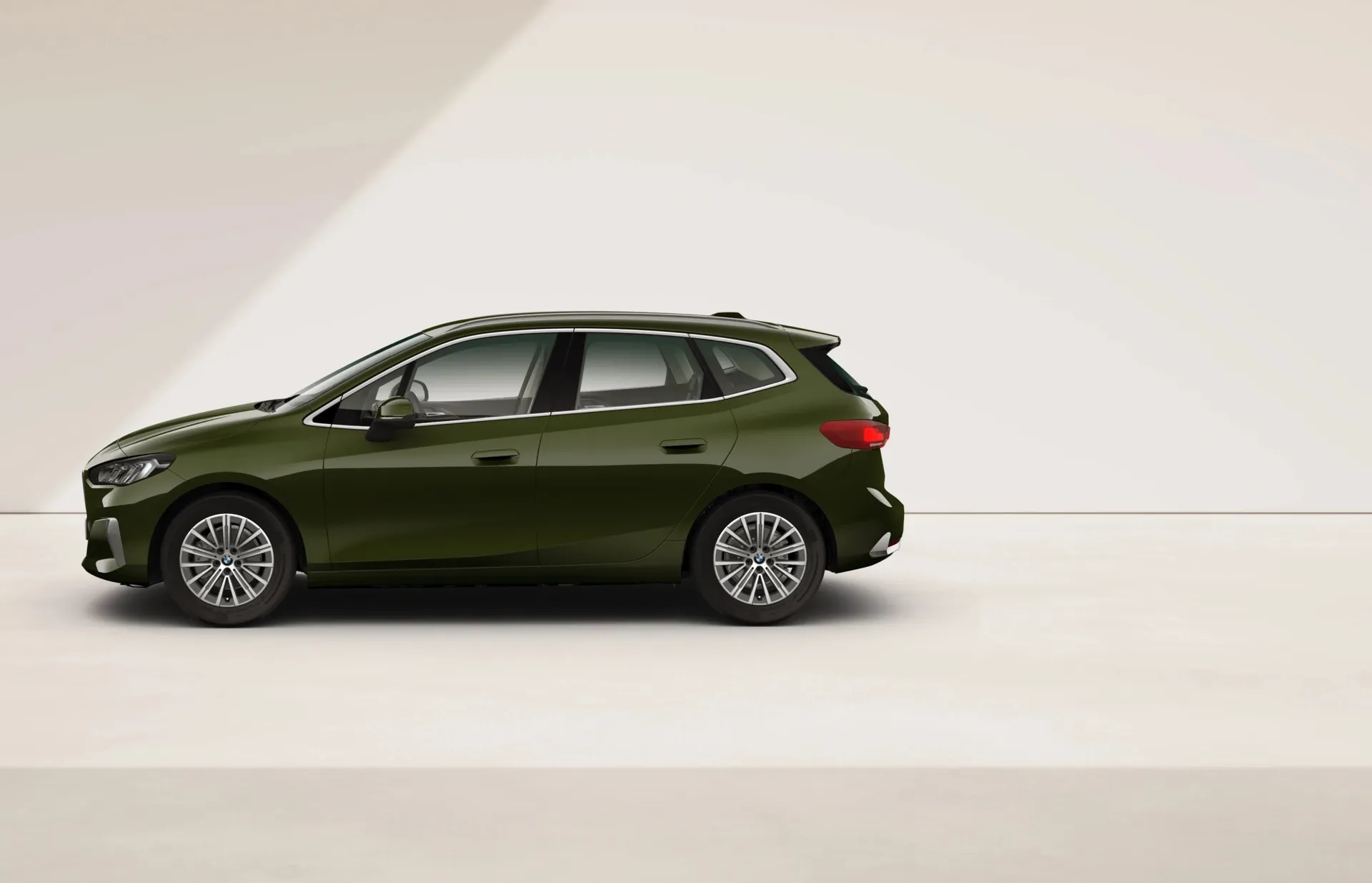 Řada 2 Active Tourer (U06), Luxury Line, Metalický lak Sanremo Green, side