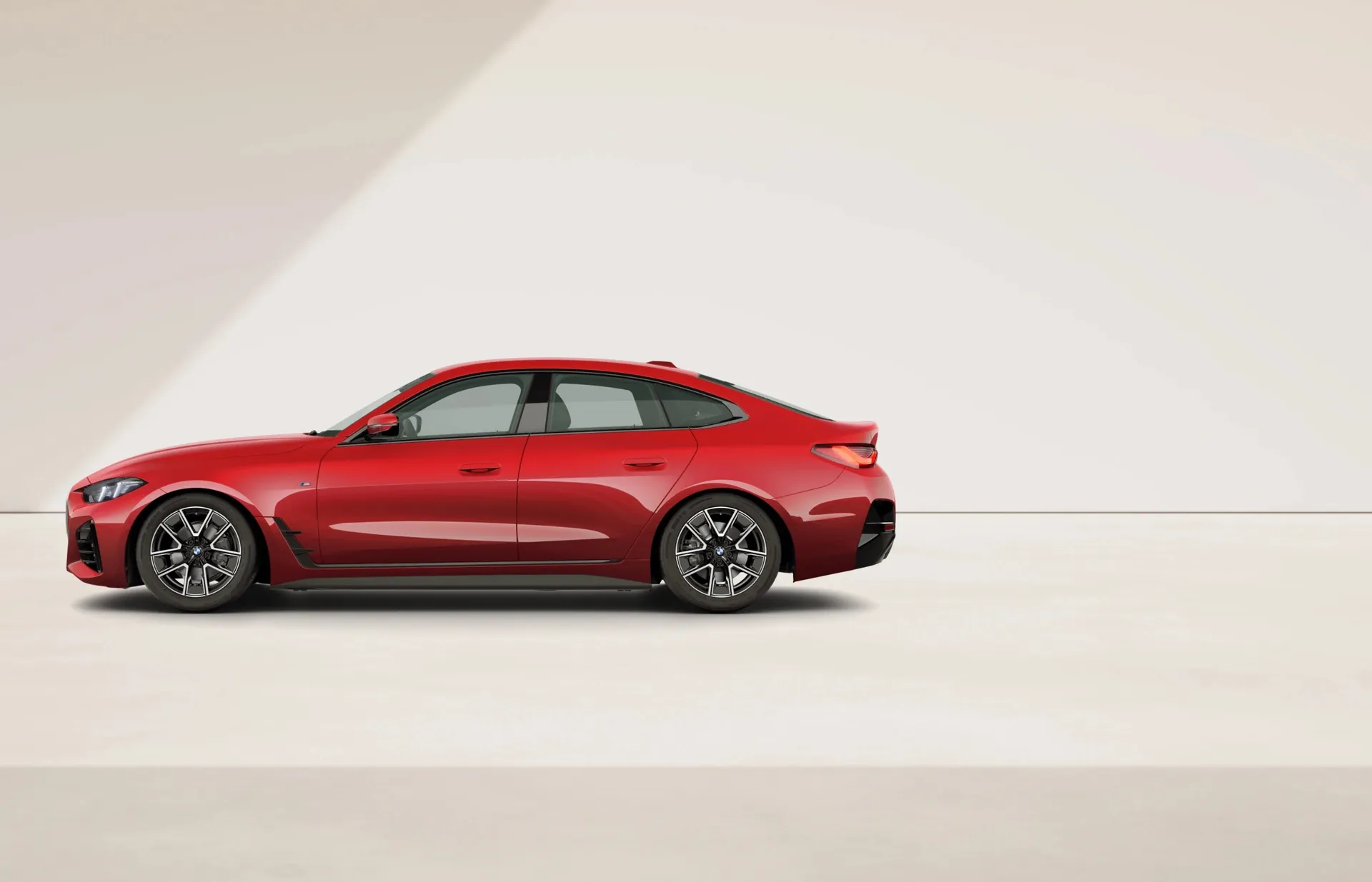 Řada 4 Gran Coupé (G26), M sportovní paket, Metalický lak Fire Red, side