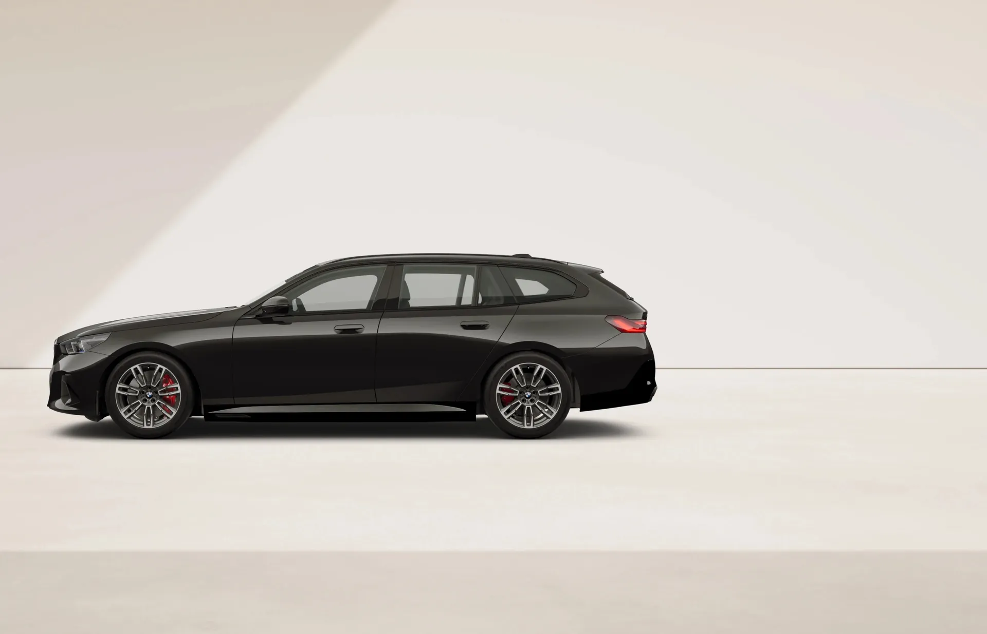 i5 Touring (G61), M sportovní paket Pro, Metalický lak Black Sapphire, side