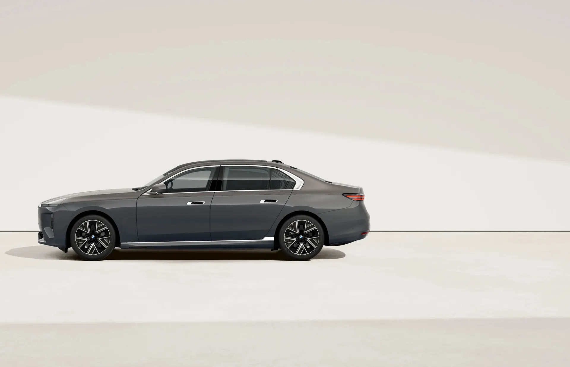 i7 Sedan (G70), Sériové provedení, BMW Individual dvoubarevný lak Dravit Grey/Oxide Grey II, side