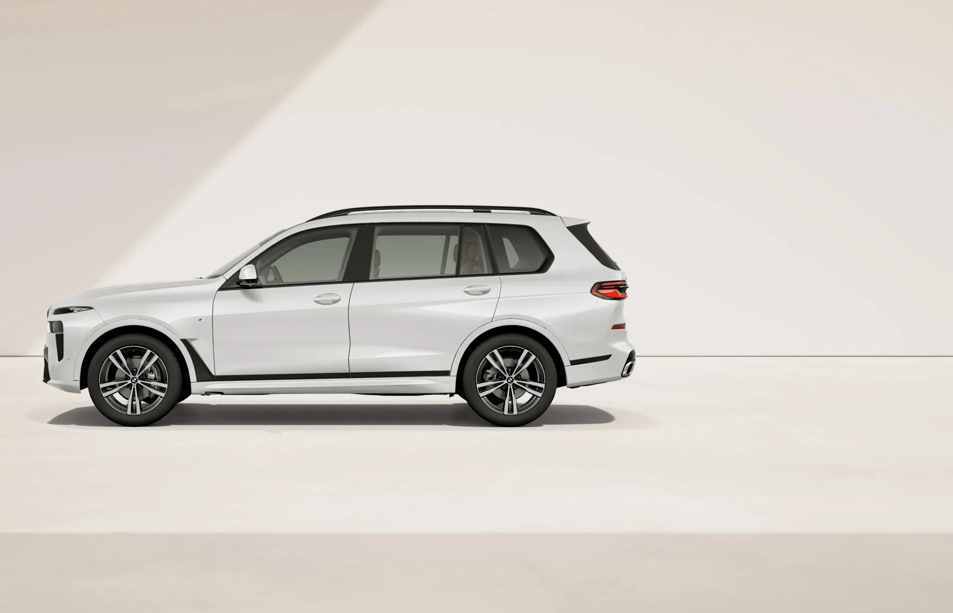 X7 (G07), M sportovní paket, Metalický lak Mineral White, side