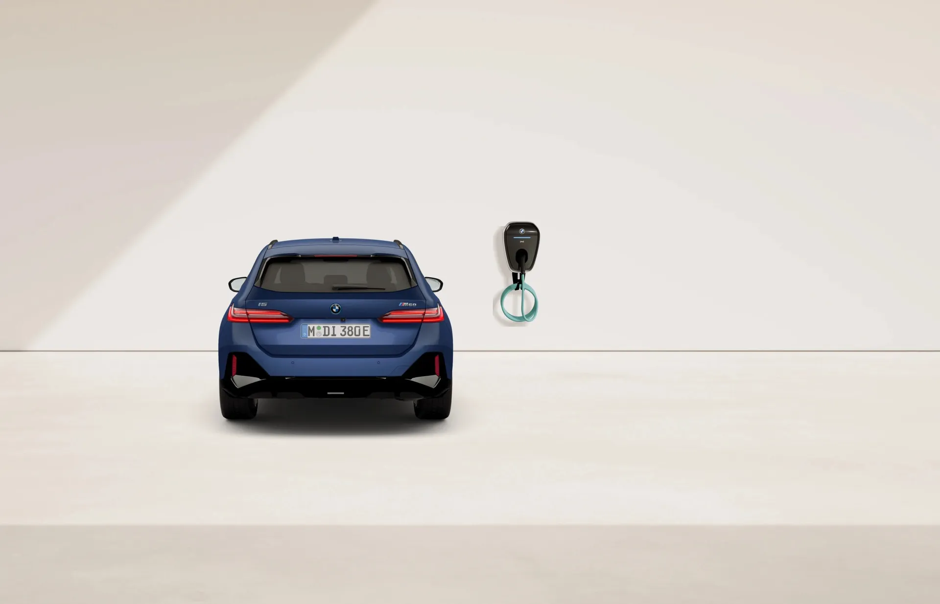 i5 Touring (G61), M Modely, BMW Individual metalický lak Frozen Portimao Blue, rear