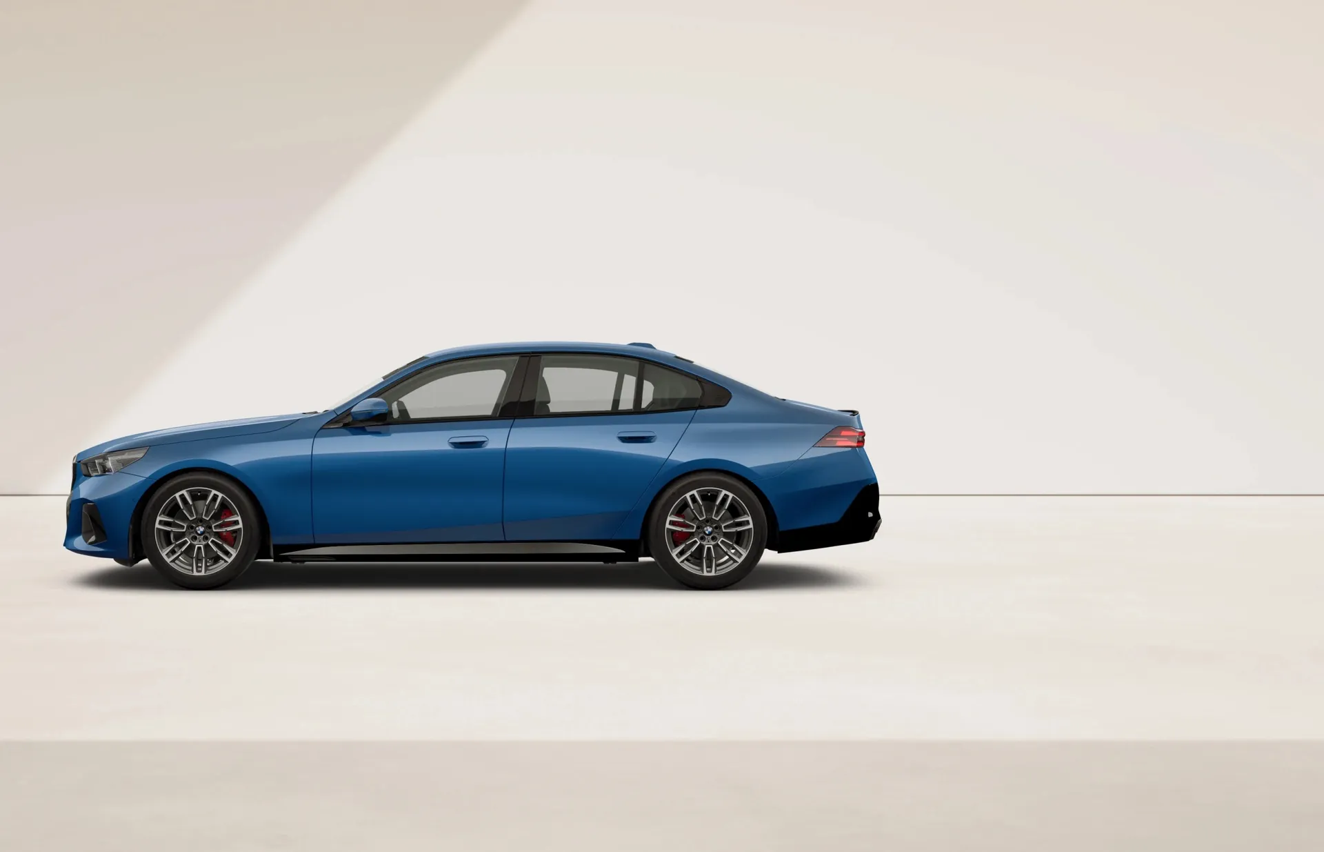 Řada 5 Sedan (G60), M sportovní paket Pro, Metalický lak Phytonic Blue, side