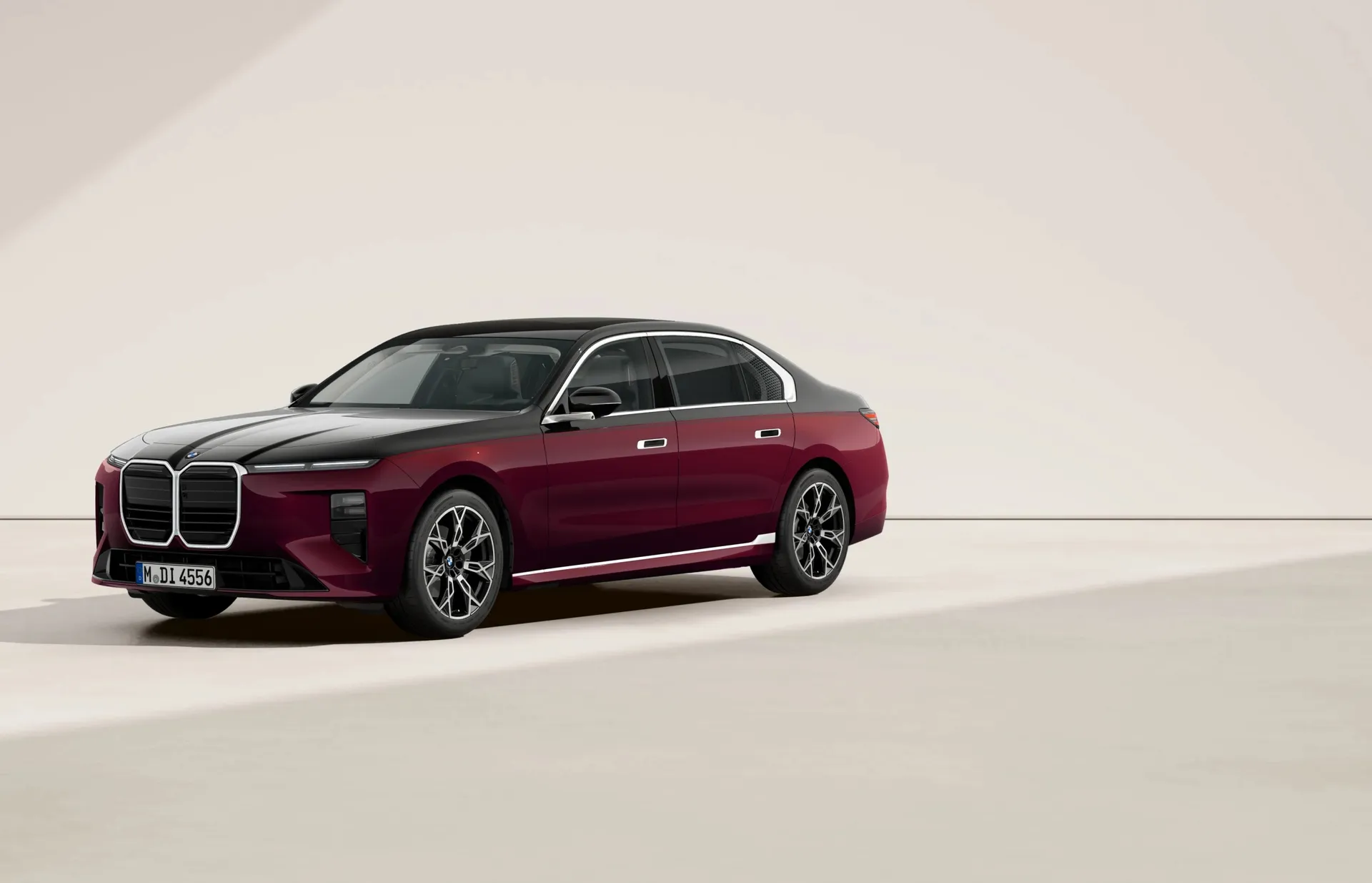 Řada 7 Sedan (G70), Sériové provedení, BMW Individual dvoubarevný lak Aventurine Red III/Sapphire Black, front