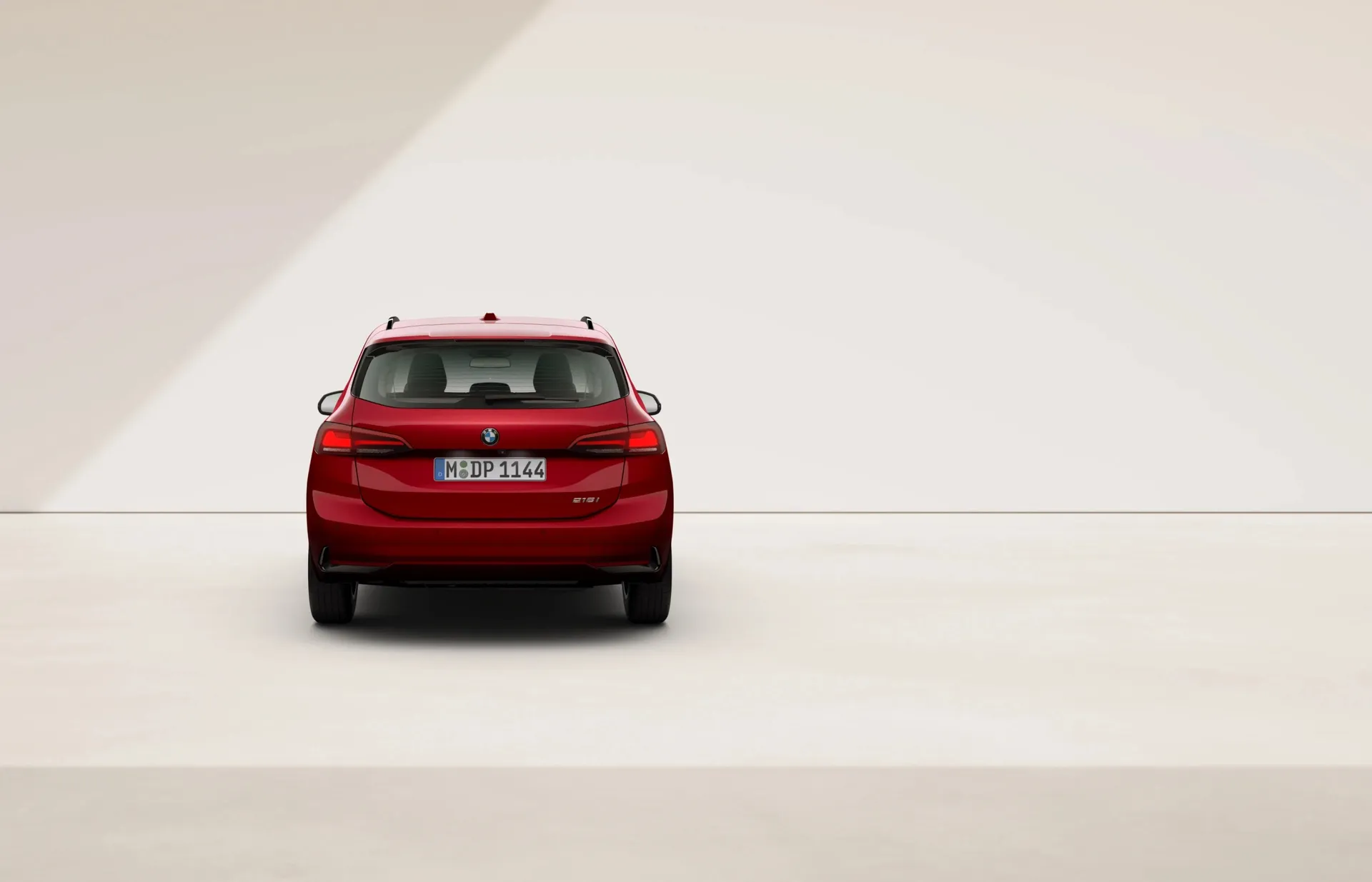 Řada 2 Active Tourer (U06), Sériové provedení, Metalický lak Fire Red, rear