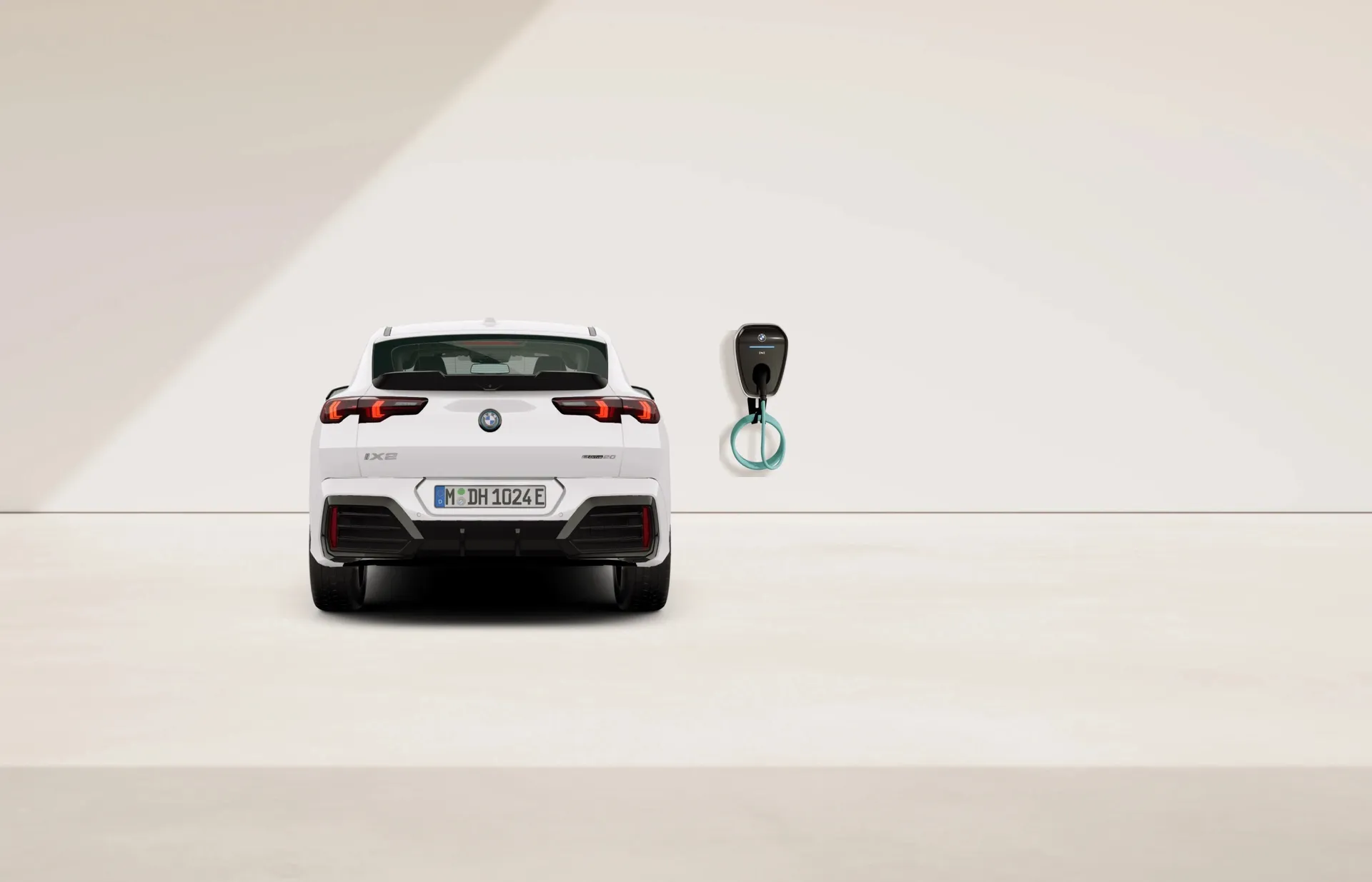 iX2 (U10), M sportovní paket Pro, Nemetalický lak Alpine White, rear