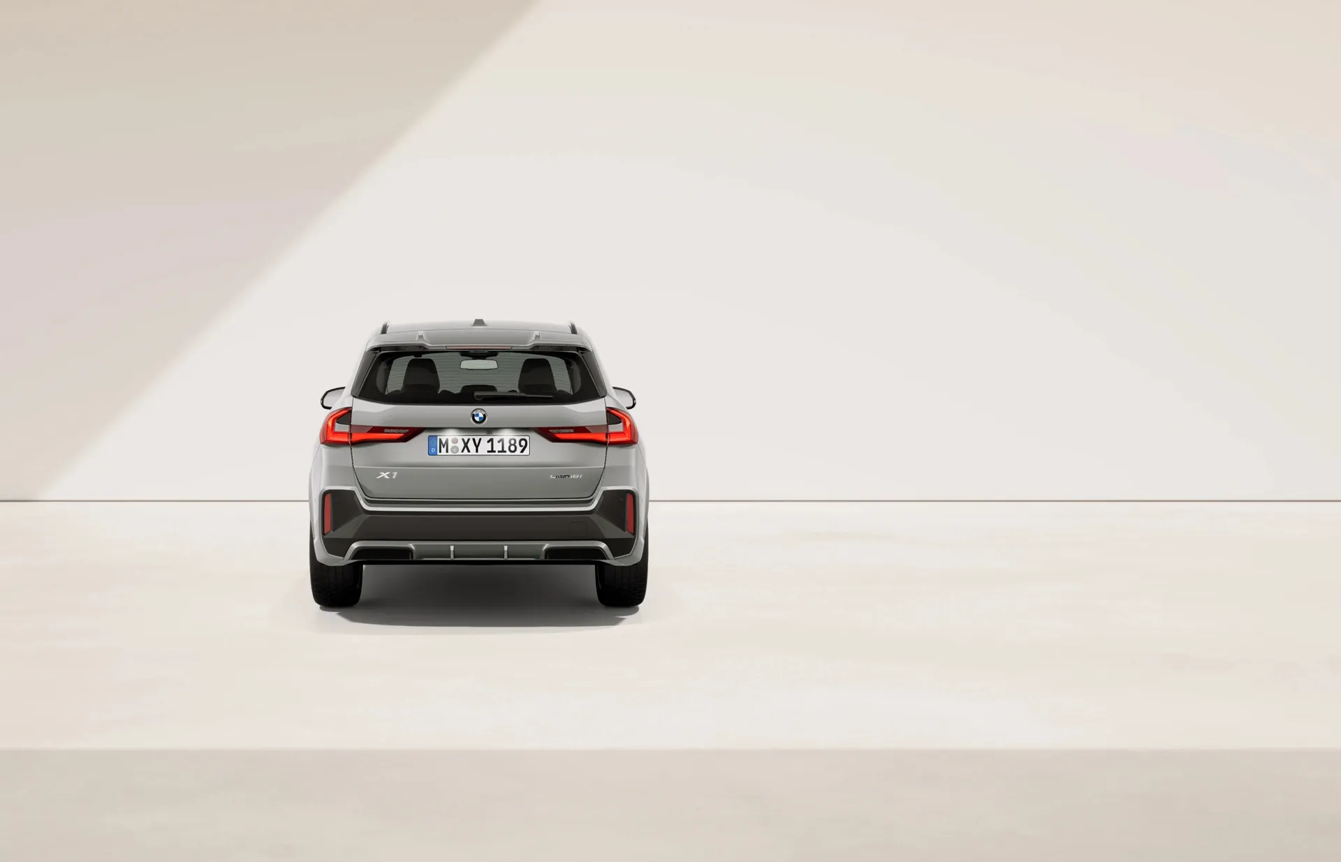 X1 (U11), M sportovní paket Pro, Metalický lak Space Silver, rear