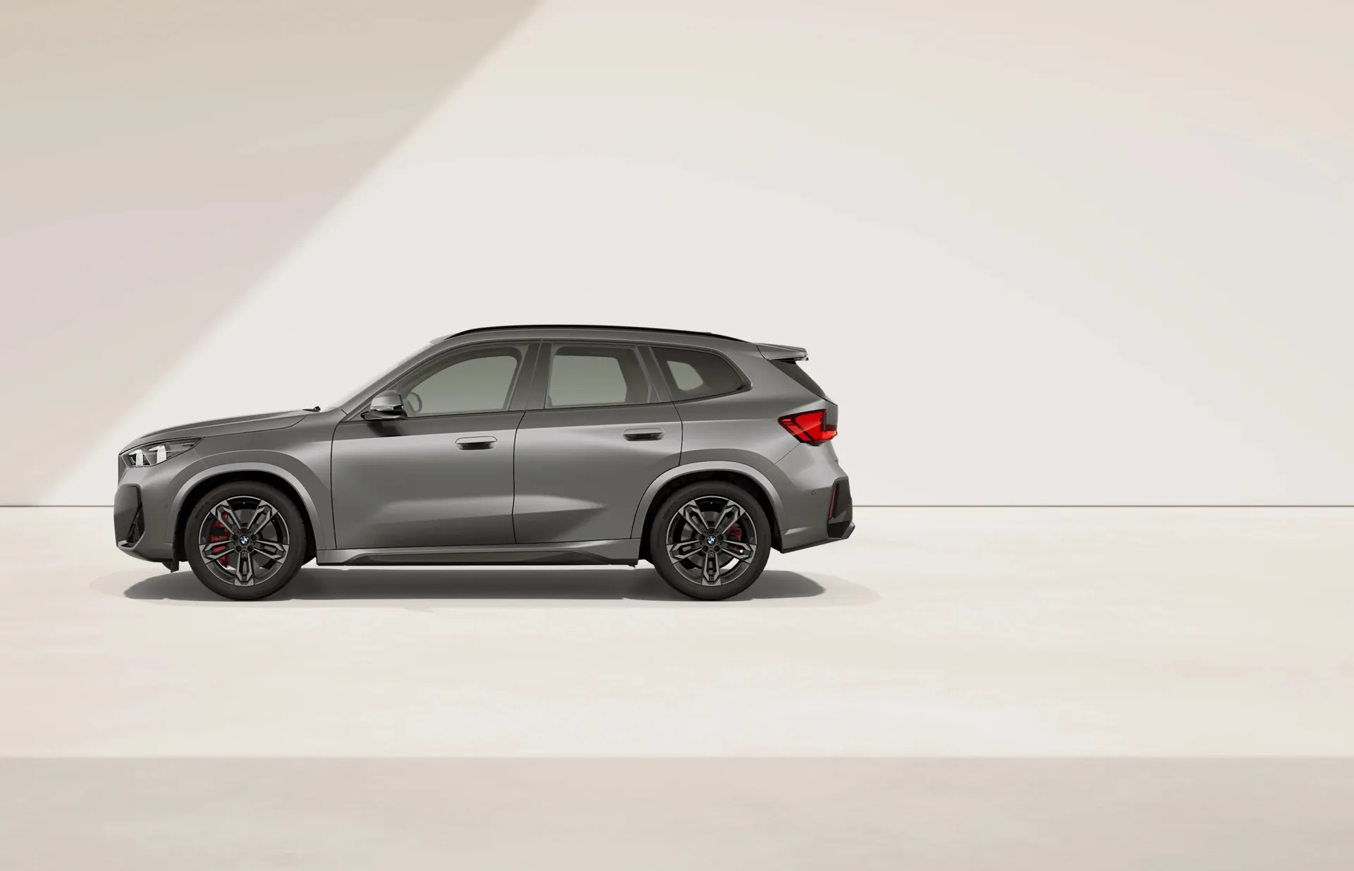 X1 (U11), M sportovní paket Pro, BMW Individual metalický lak Frozen Pure Grey, side